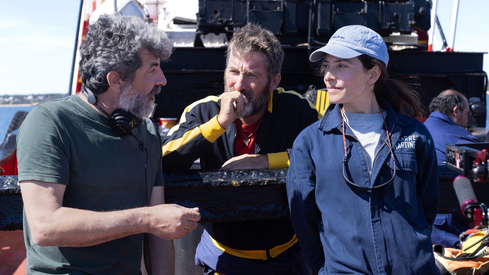 El cineasta Alberto Rodríguez (bético confeso), con Antonio de la Torre y Bárbara Lennie rodando 'Los tigres'.