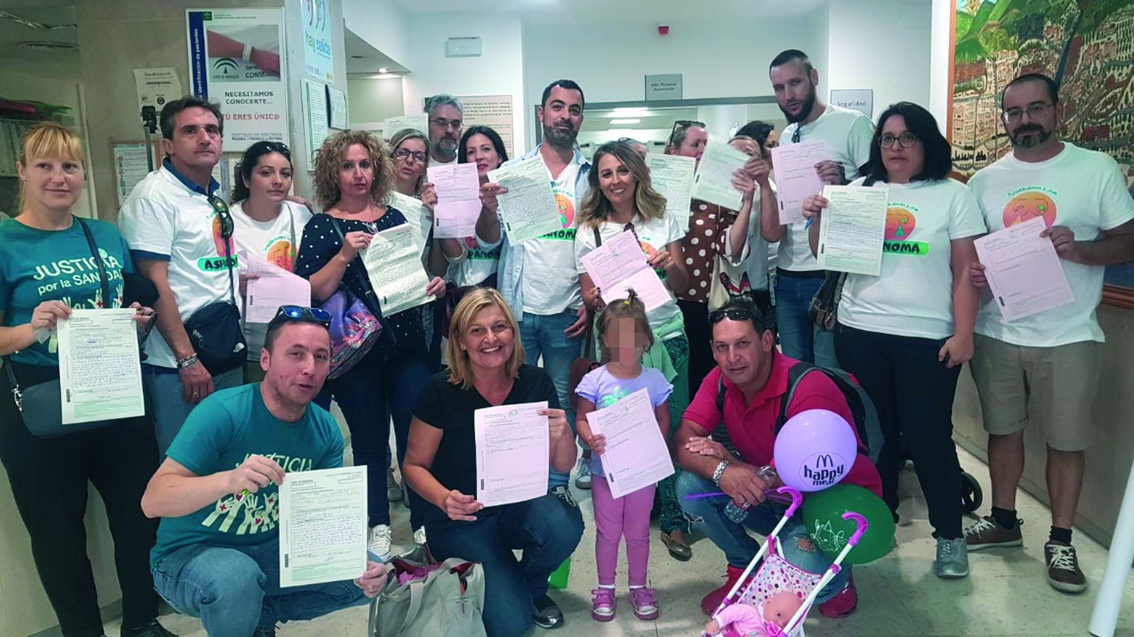 Padres de niños oncológicos con sus escritos en los que piden más personal para el Regional.