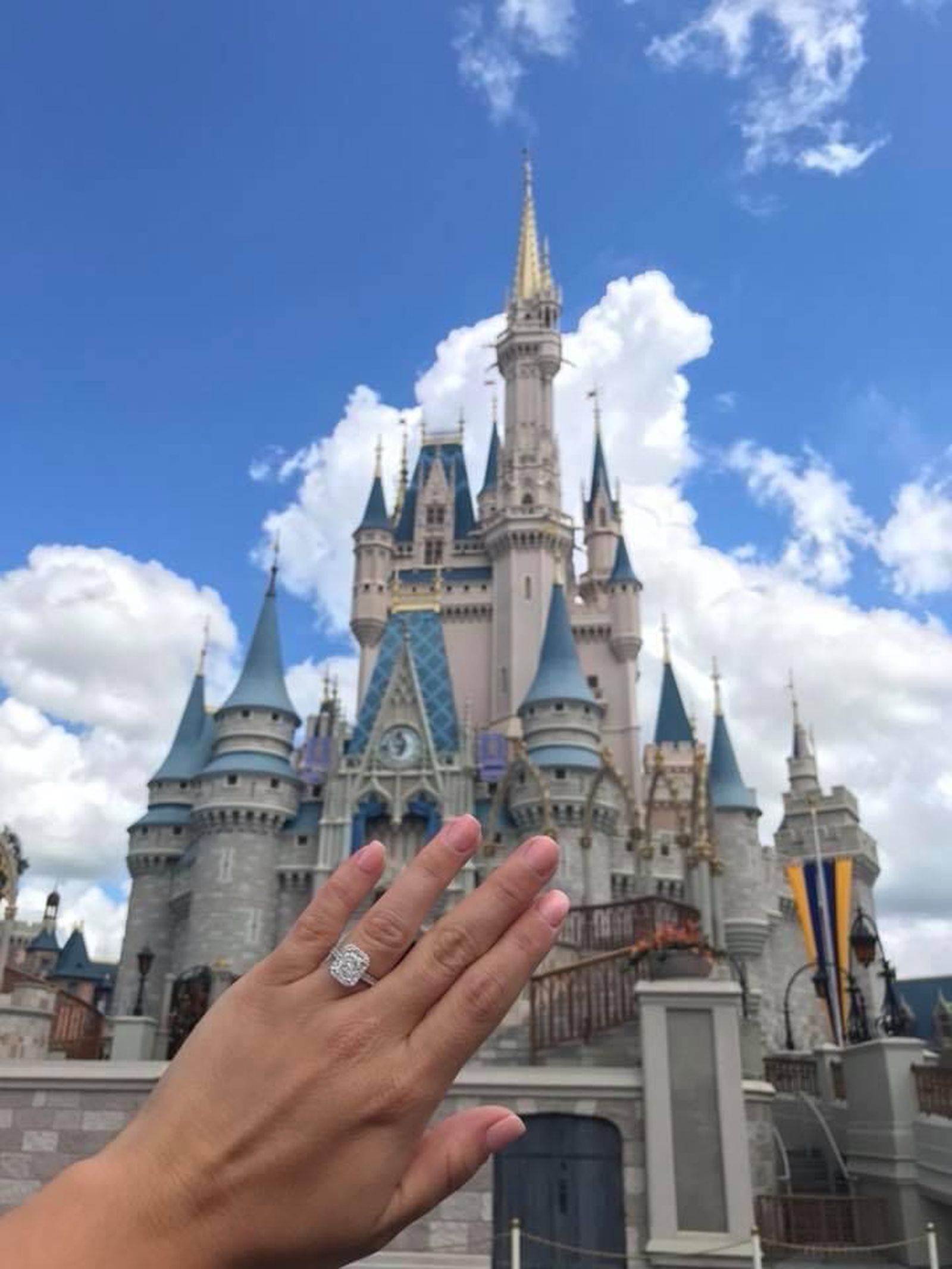 Beatriz con el anillo de la pedida.