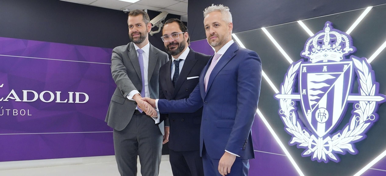 Víctor Orta, en el centro de la imagen, posa con los dos presidentes del Valladolid.
