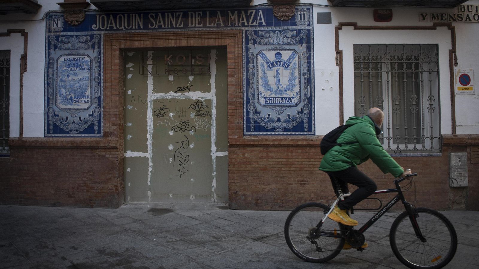 Otra imagen de la fachada principal con la artística azulejería