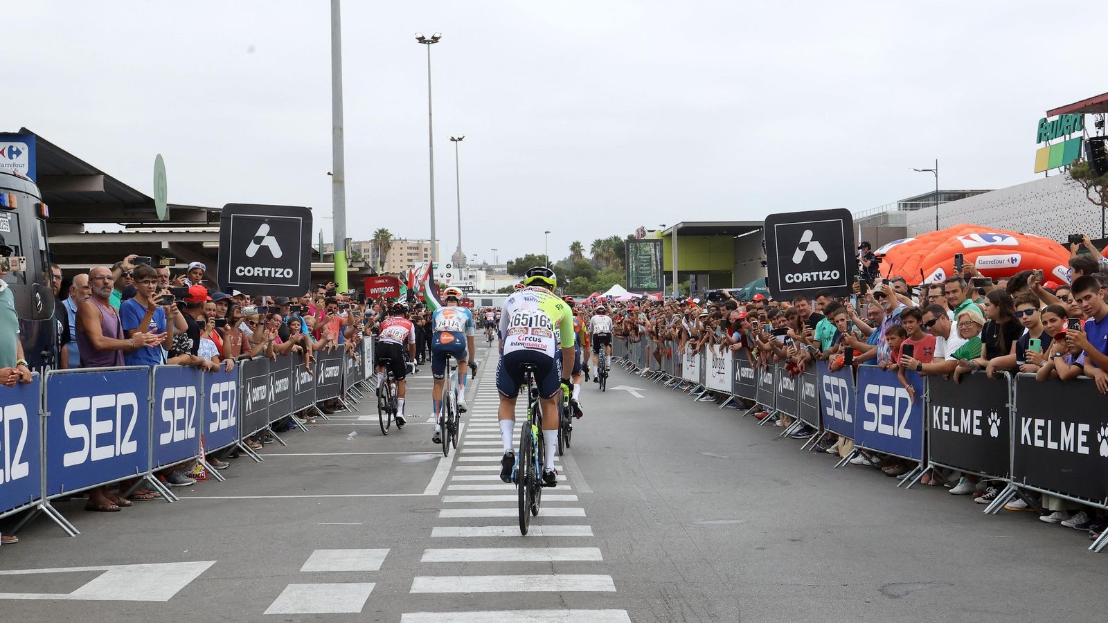Así fue la salida de la Vuelta España desde Carrefour Sur en Jerez