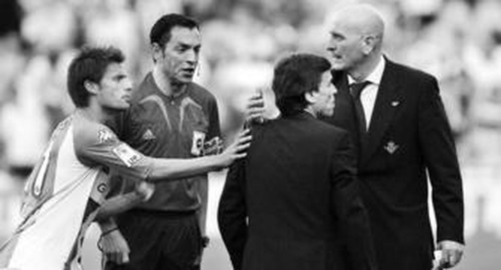 1. Paco Chaparro es frenado por Sobis y el delegado, Salva Navarro, ante las protestas del técnico a Teixeira Vitienes, colegiado del encuentro. 2. Dos vigilantes de la seguridad privada del Betis detienen a un joven que había creado un altercado en la grada, justo en la zona de Gol Norte. 3. Manuel Ruiz de Lopera en el palco de Heliópolis,  junto al presidente, José León, y rodeado por sus consejeros, momentos antes de que el partido comenzara.