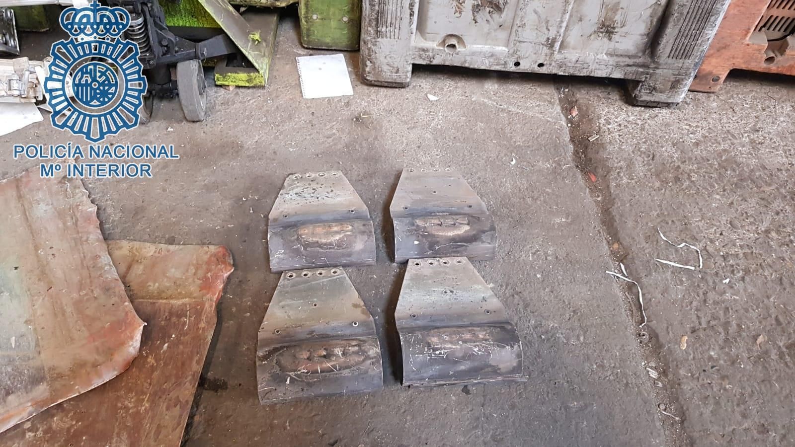 Restos del monumento recuperados por la Policía.