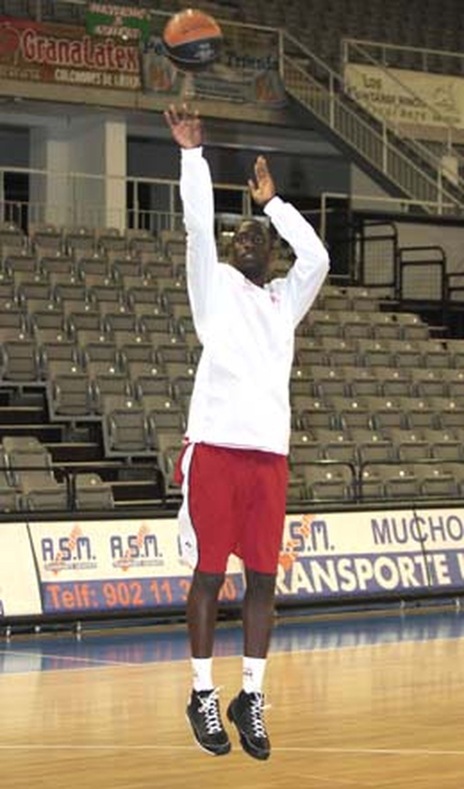 El CB Granada ficha al pívot Mensah-Bonsu para intentar vencer al TAU y permanecer en la ACB