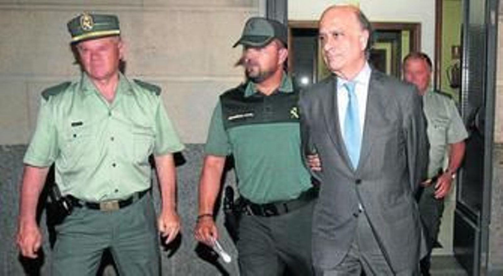 José González Mata, a la derecha, la noche que la juez Mercedes Alaya ordenó su ingreso en prisión.