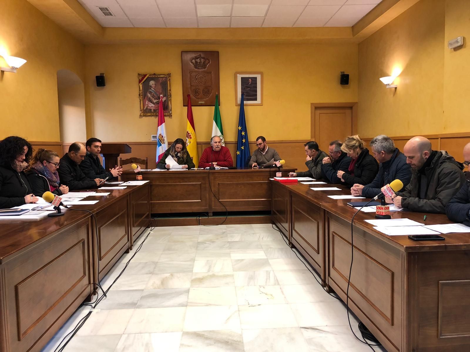 El salón de plenos del Ayuntamiento de Prado del Rey, ayer durante la doble reprobación al alcalde y a la presidenta de la Diputación.