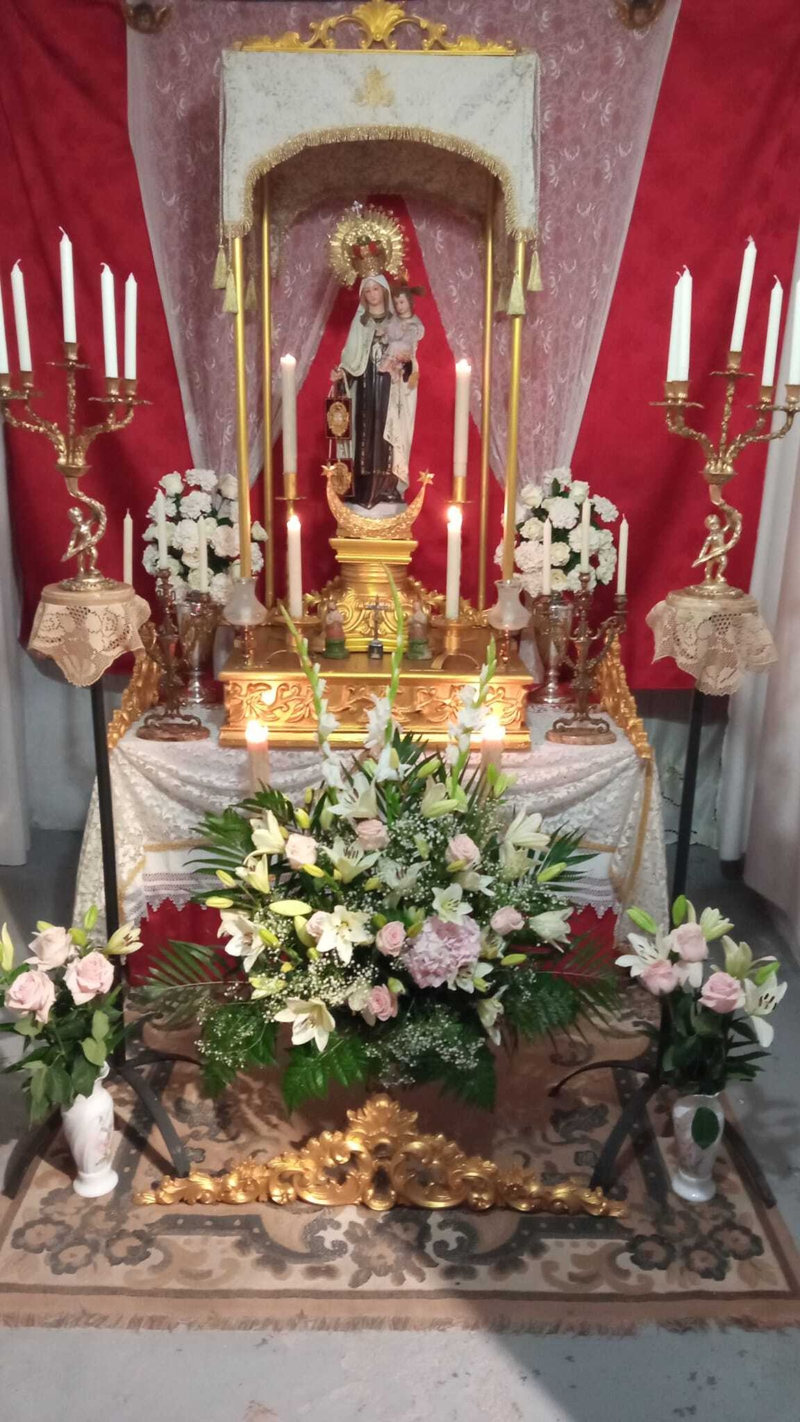 A la Virgen no le falta detalle, gracias al esfuerzo de la Asociación Vecinal y sus socios.