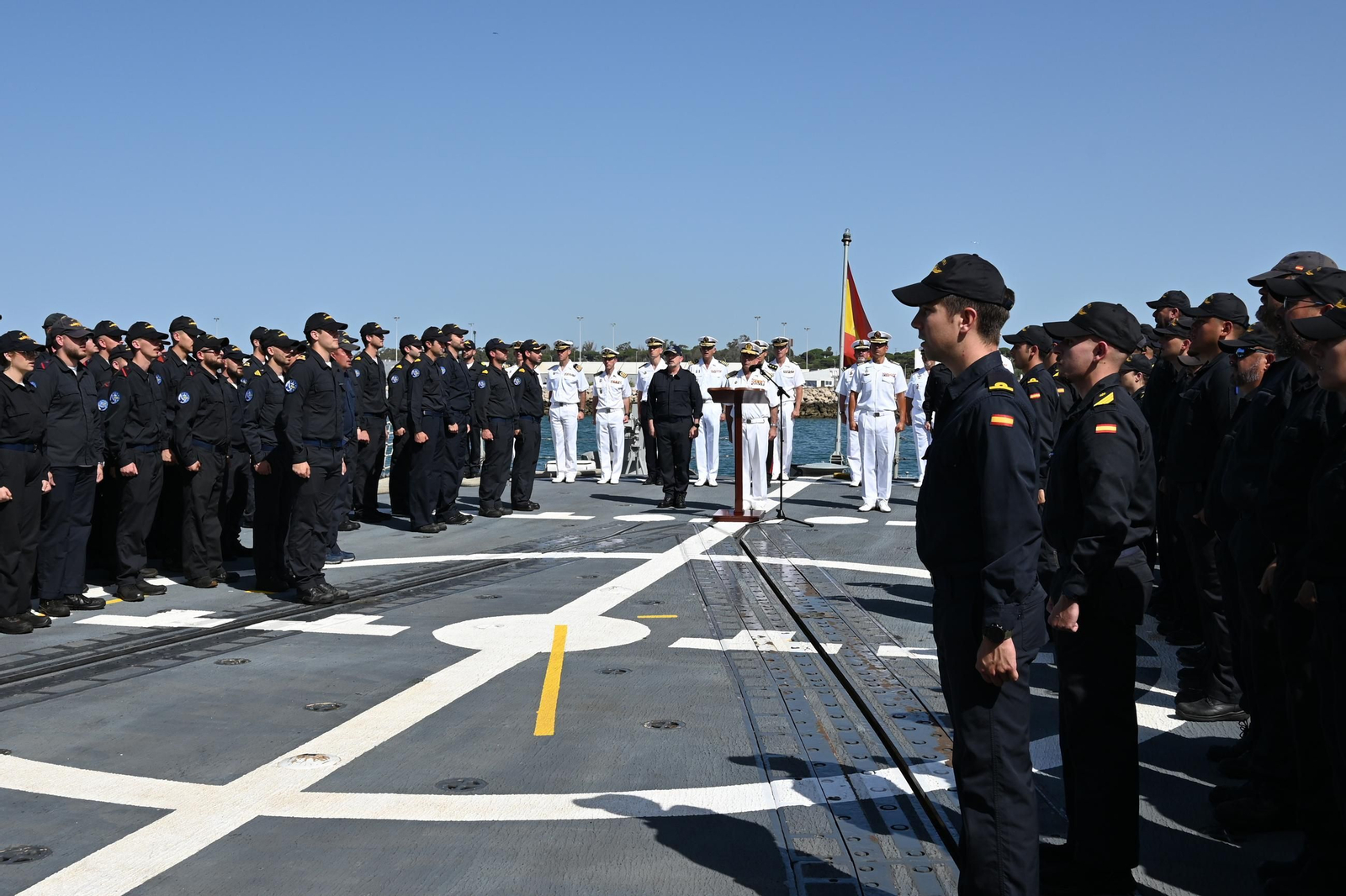 Las imágenes de la despedida de la fragata 'Navarra' de la Armada en la Base de Rota
