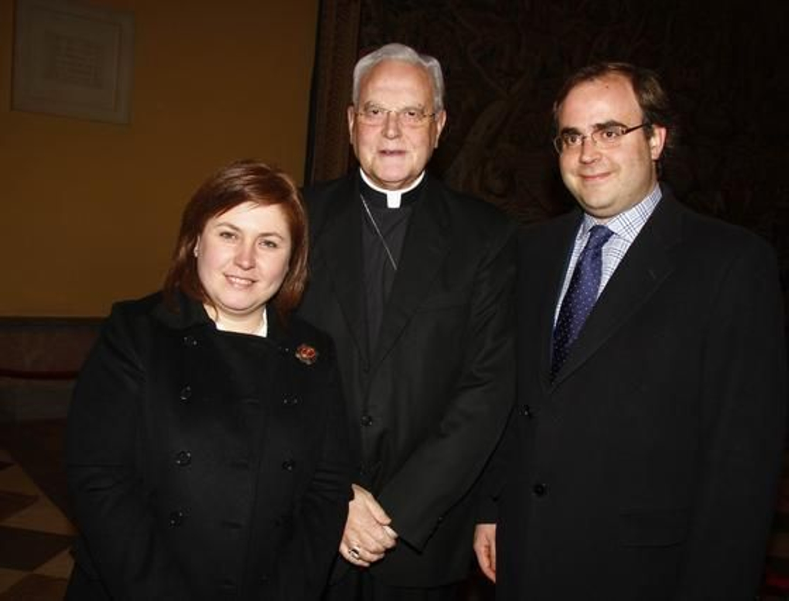 Los periodistas de 'Diario de Sevilla' María José Guzmán y Carlos Navarro Antolín junto al cardenal Amigo.

Foto: Antonio Pizarro / Juan Carlos Vázquez / Victoria Hidalgo / Manuel Gómez
