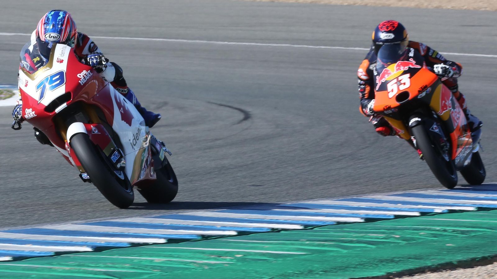 Ai Ogura, mejor tiempo en Moto2, perseguido por la Moto3 de Denis Oncu.