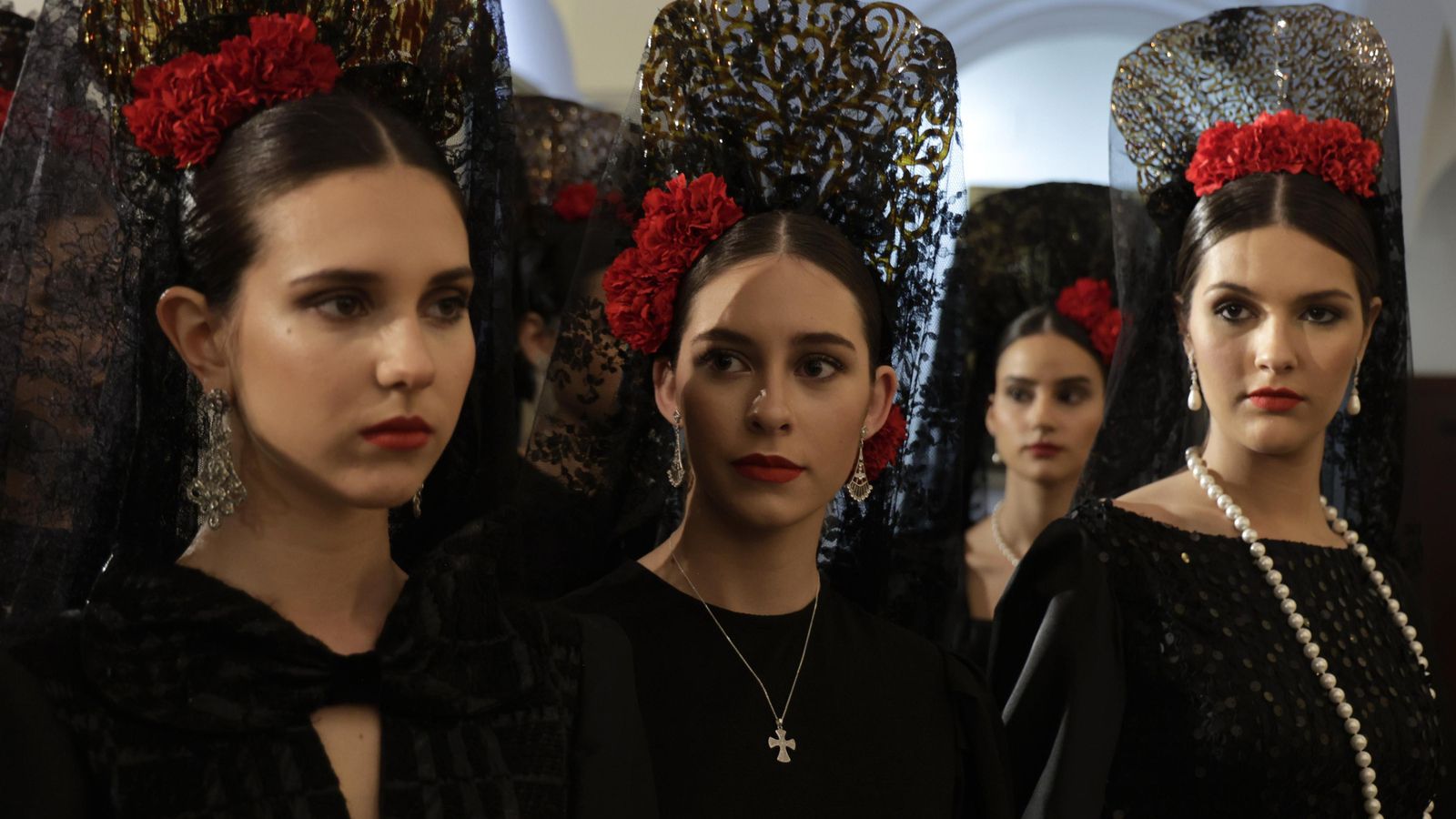 Mujeres de mantilla con claveles rojo, un homenaje al estilo de los años 40 y 50. Mujeres de mantilla con claveles rojo, un homenaje al estilo de los años 40 y 50.