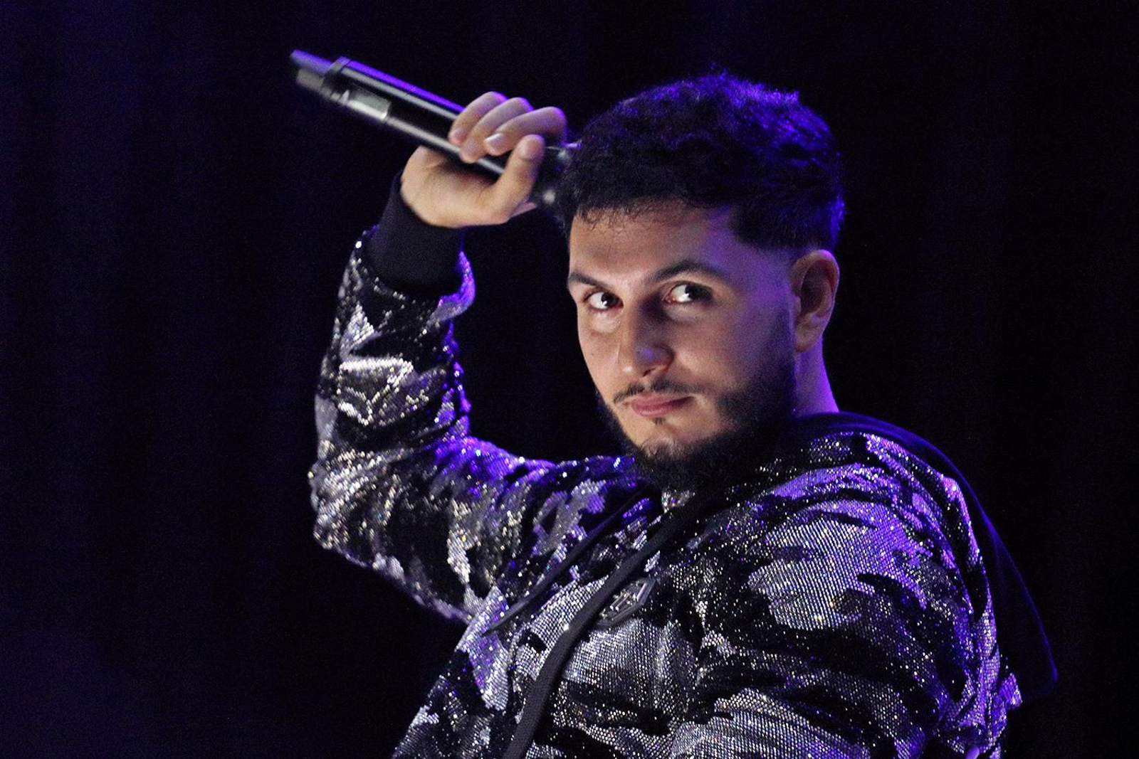 Omar Montes durante su actuación.