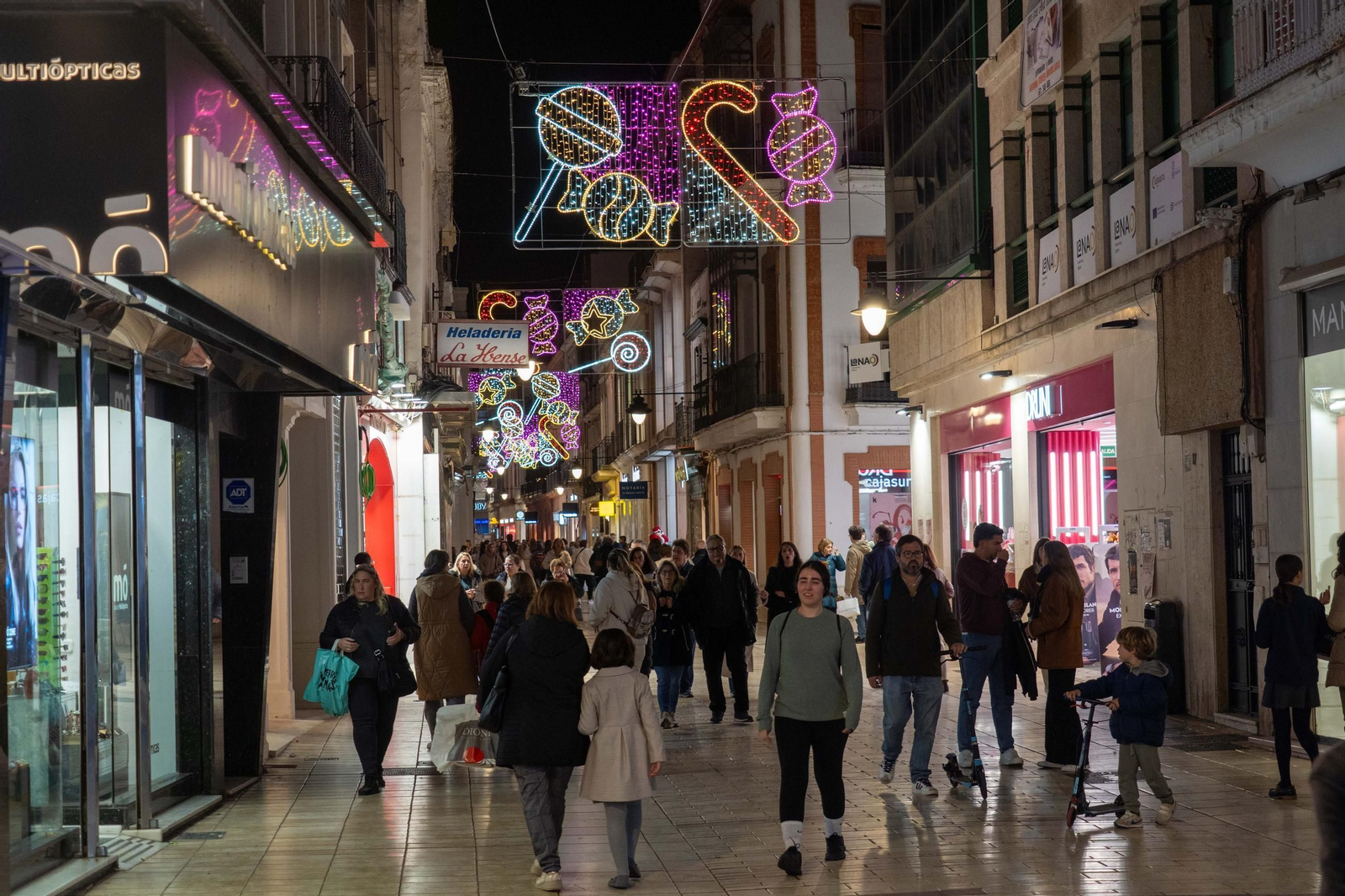 Imágenes de la ciudad de Huelva iluminada por las luces de Navidad