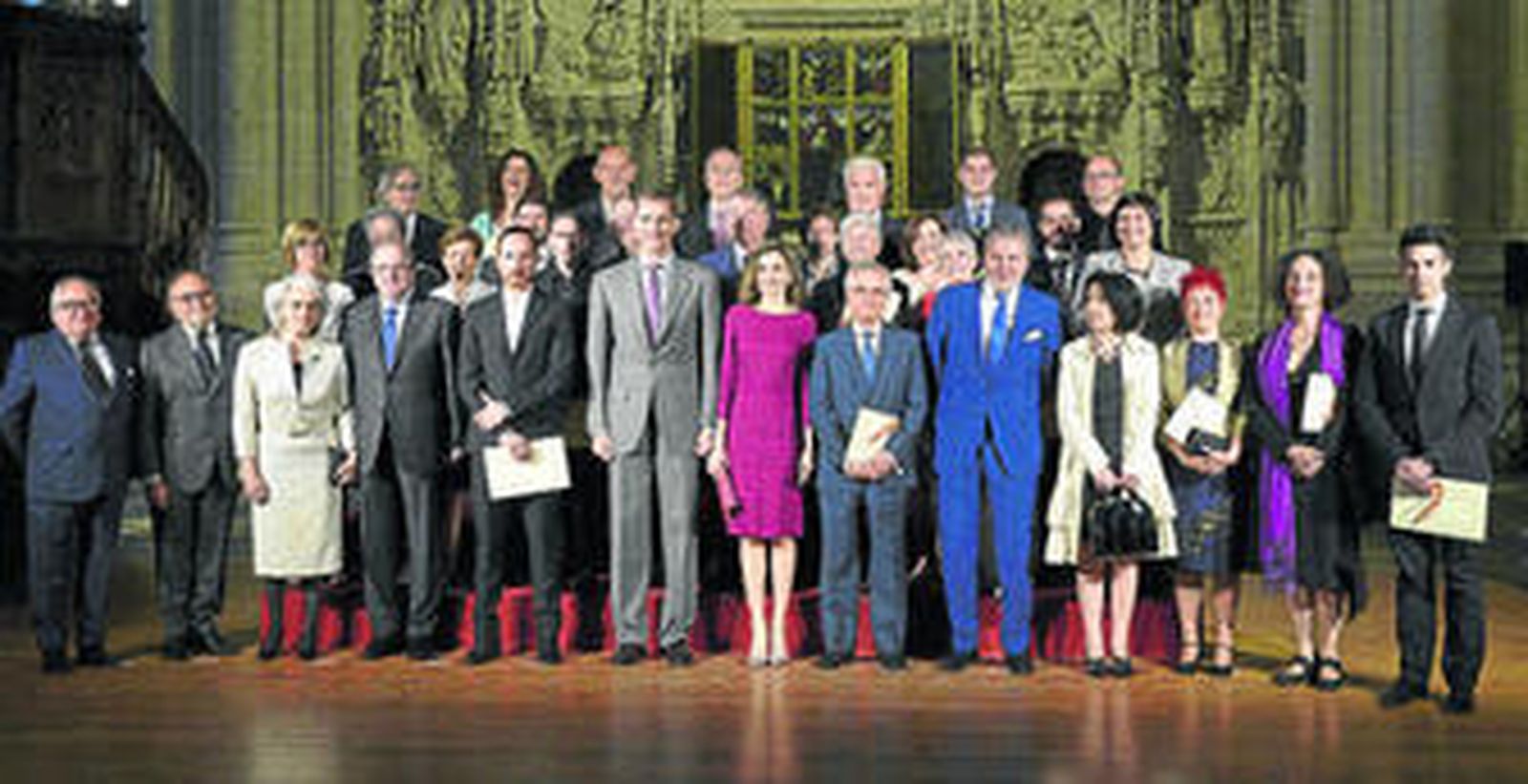 Foto de familia de todos los condecorados en 2014 y 2015 presidida por el monarca Felipe VI y Doña Letizia.