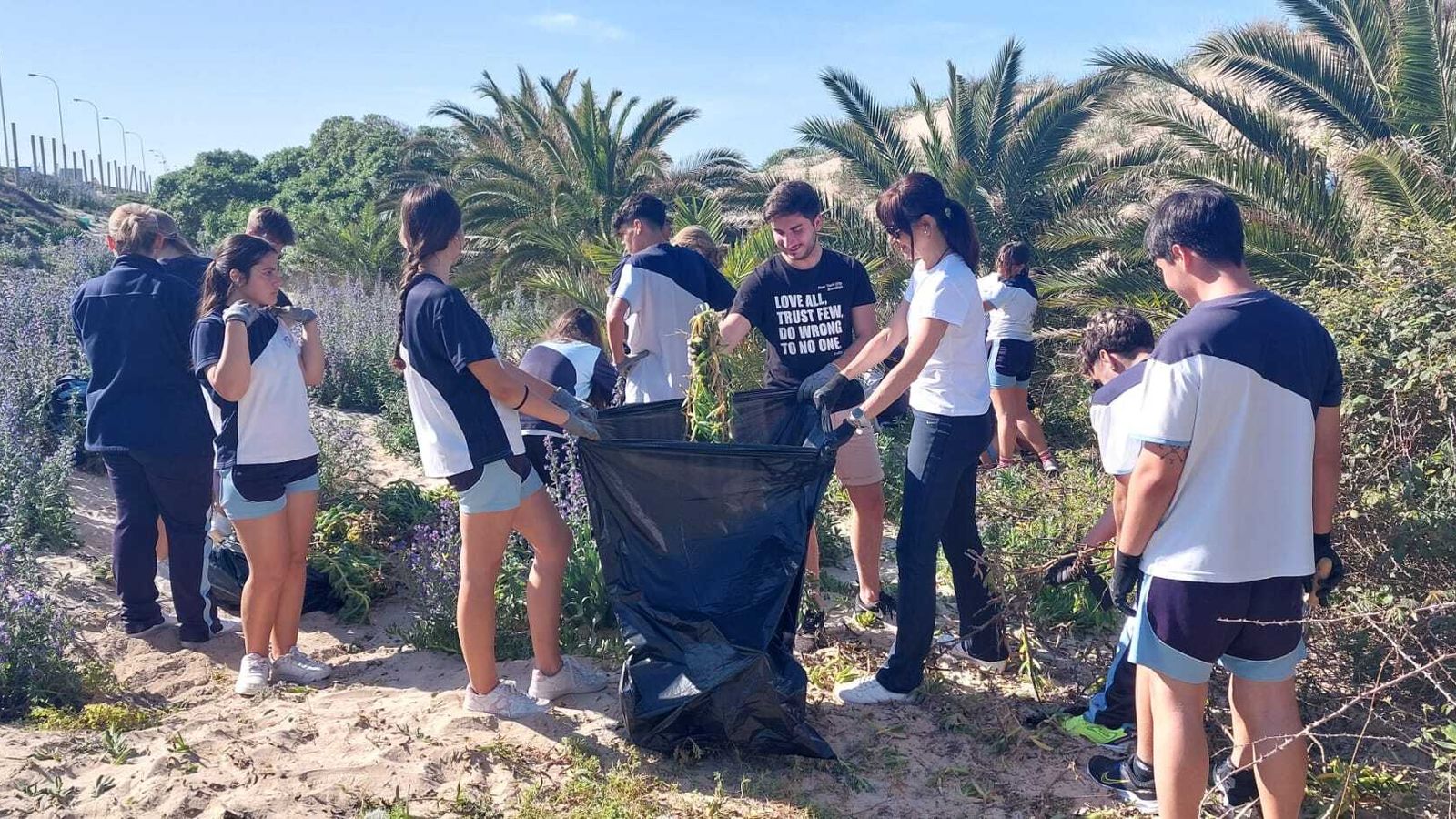 Alumnos del colegio Amor de Dios en una de las jornadas de trabajo como parte de su proyecto “Conservación y protección del ecosistema dunar”.