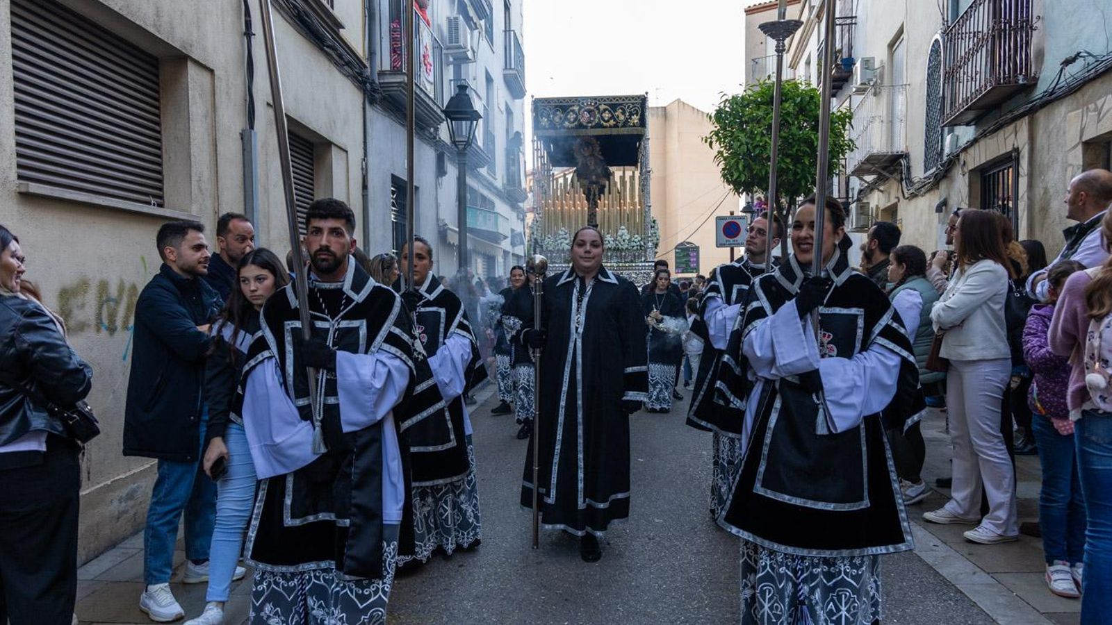 Luto y duelo en la noche del Viernes Santo, en imágenes