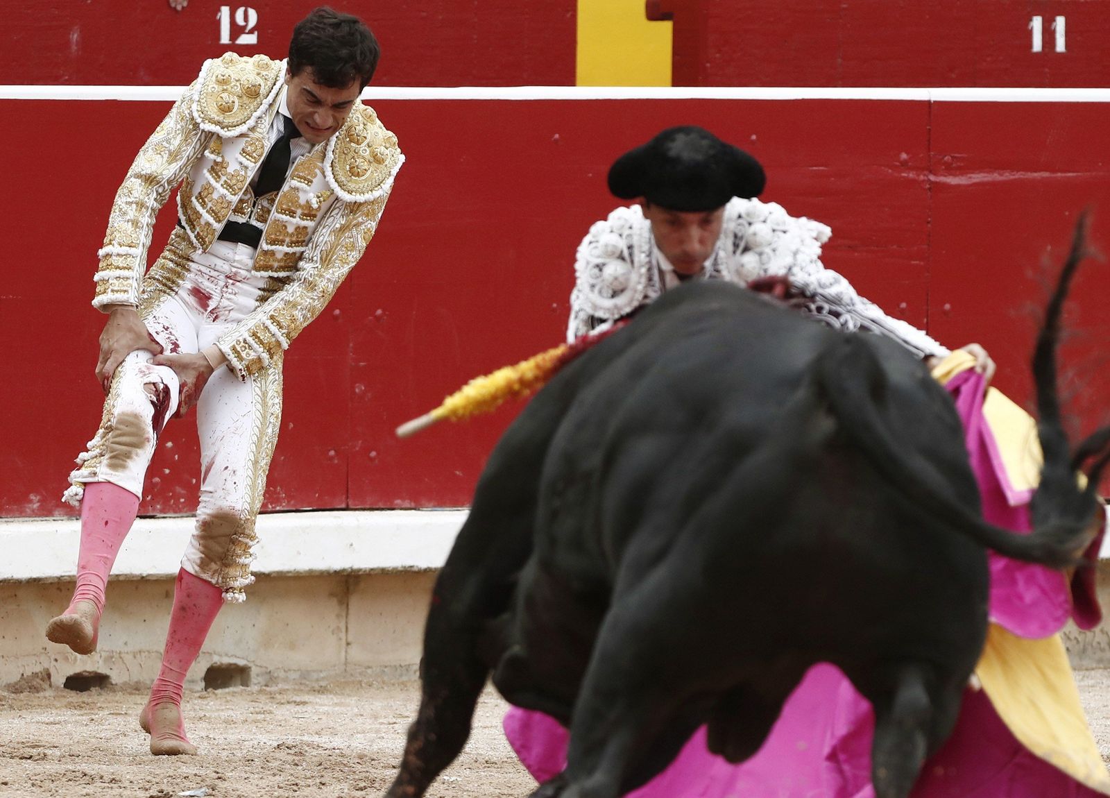 Paco Ureña, tras recibir una cornada del cuarto toro en la pierna derecha, comienza a sangrar.