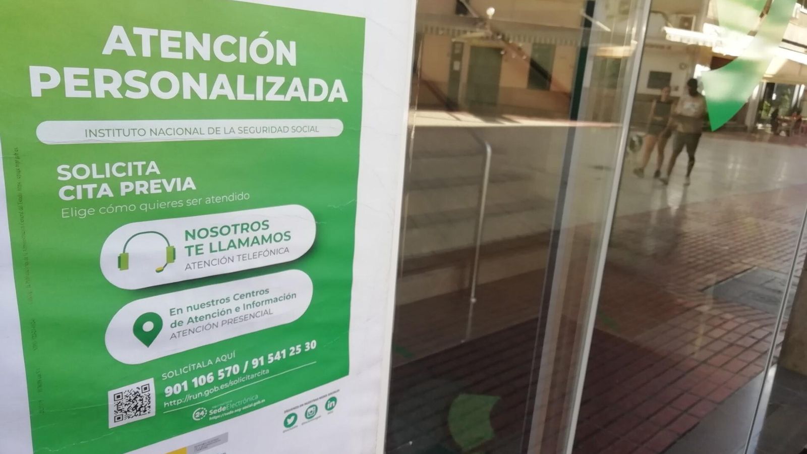 Cartel de cita previa en el edifico de la Seguridad Social de Huéscar, 4. Cartel de cita previa en el edifico de la Seguridad Social de Huéscar, 4.