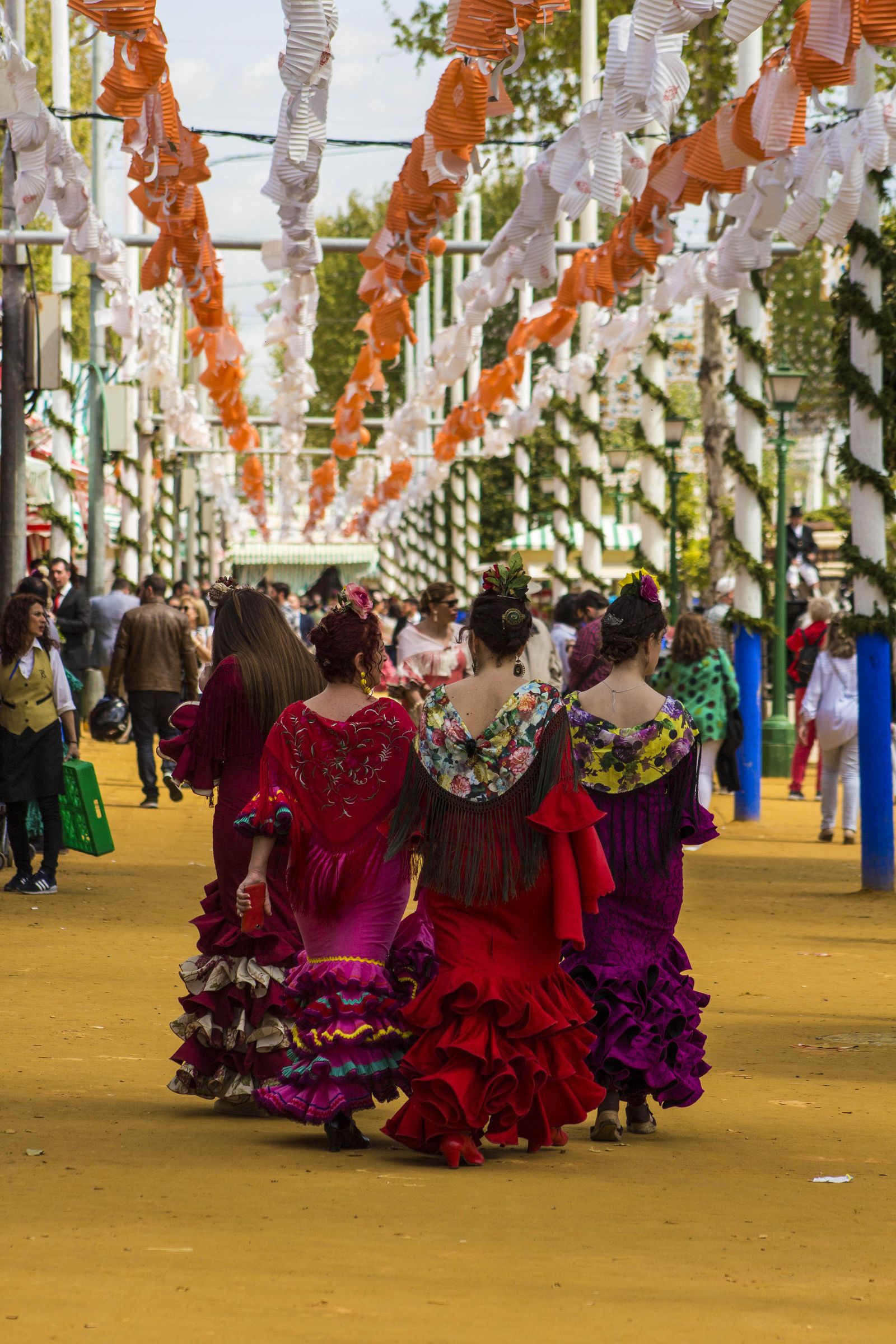 El paseo bajo los farolillos recuerda al microclima de la Expo.