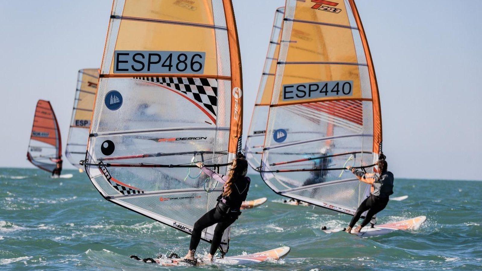 Dos regatistas de la clase Techno.