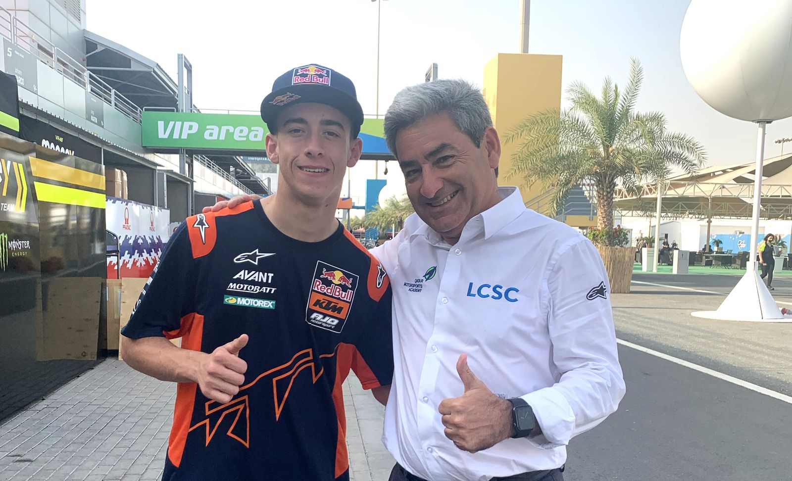 El jerezano Juan Baquero posa sonriente junto a Pedro Acosta en Lusail.