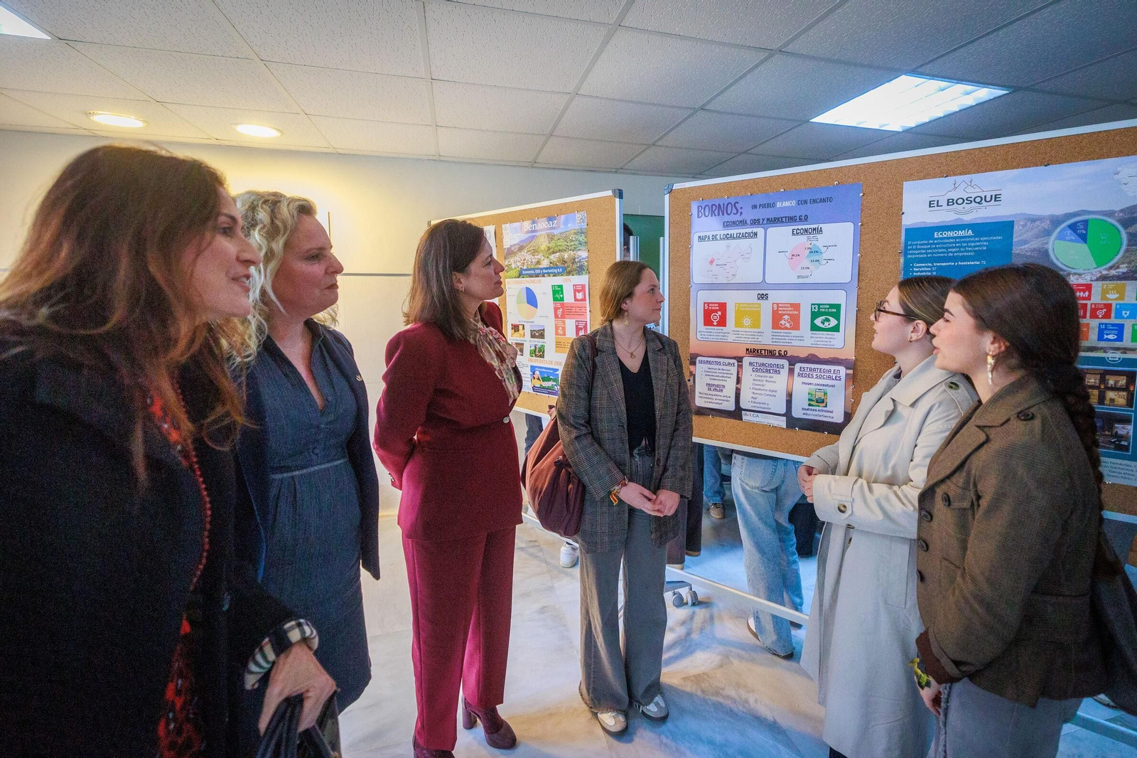 Ana Sanjuán, Susana Fernández y Patricia Cavada escuchan a unas alumnas participantes en este proyecto.