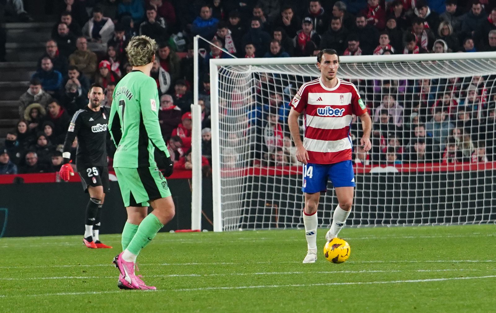Ignasi Miquel conduce el cuero en el duelo ante el Atlético de Madrid.