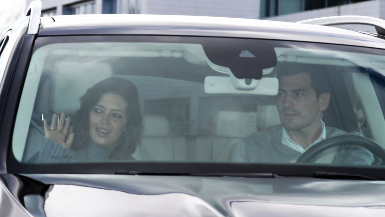 Sara Carbonero saluda con la mano a los medios congregados en las inmediaciones del hospital.