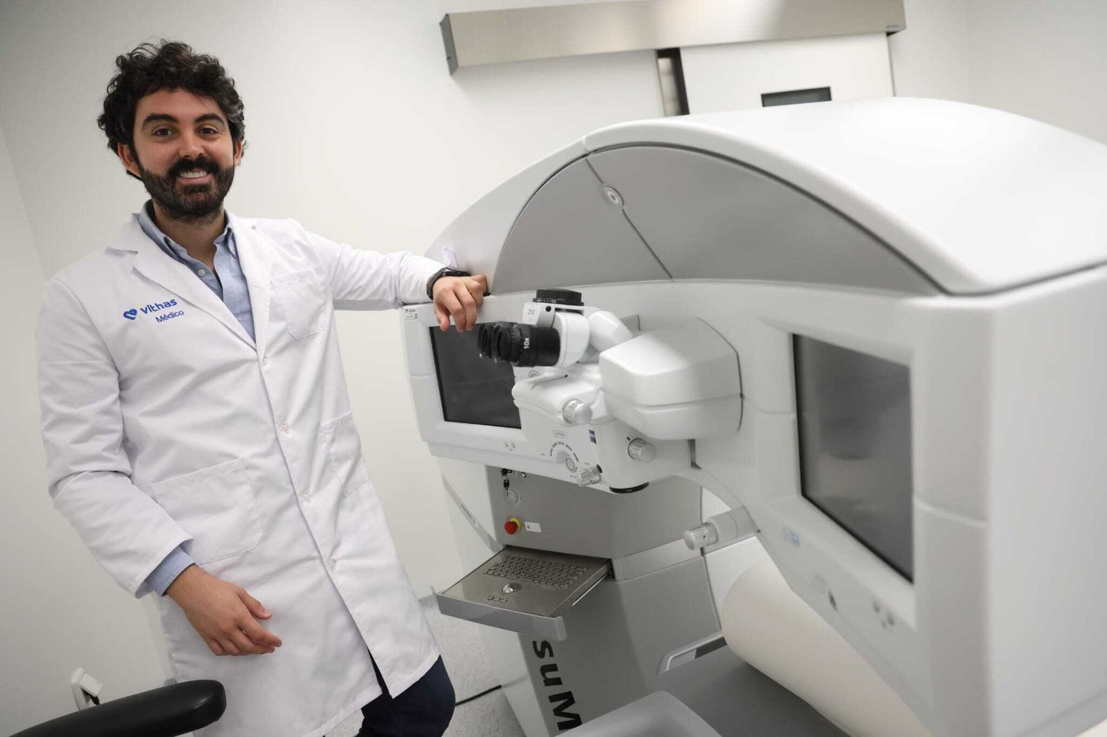 El Dr. Carlos Rocha junto al novedoso láser de femtosegundo Visumax.