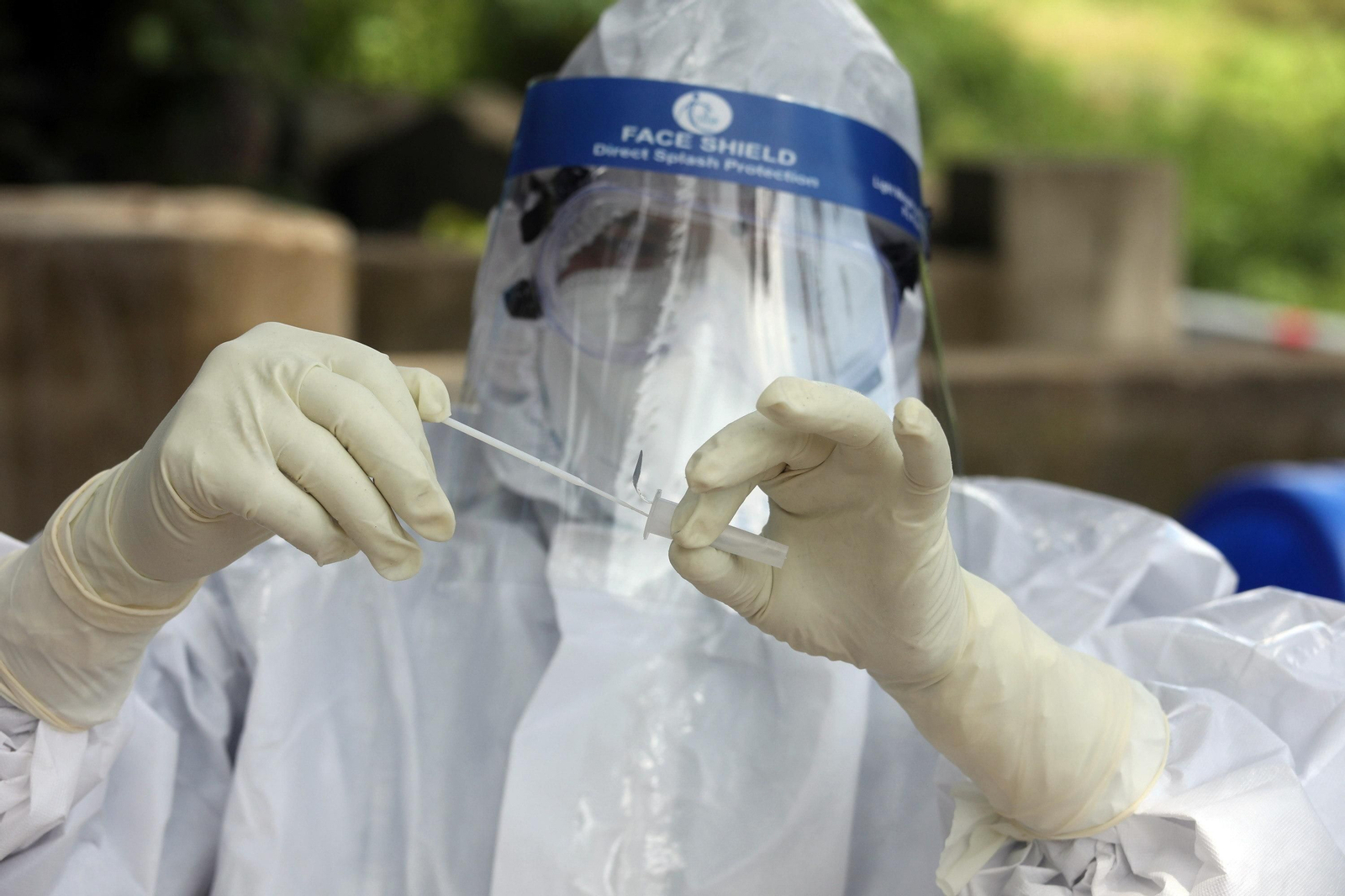 Un profesional sanitario guarda una muestra para analizar. Un profesional sanitario guarda una muestra para analizar.