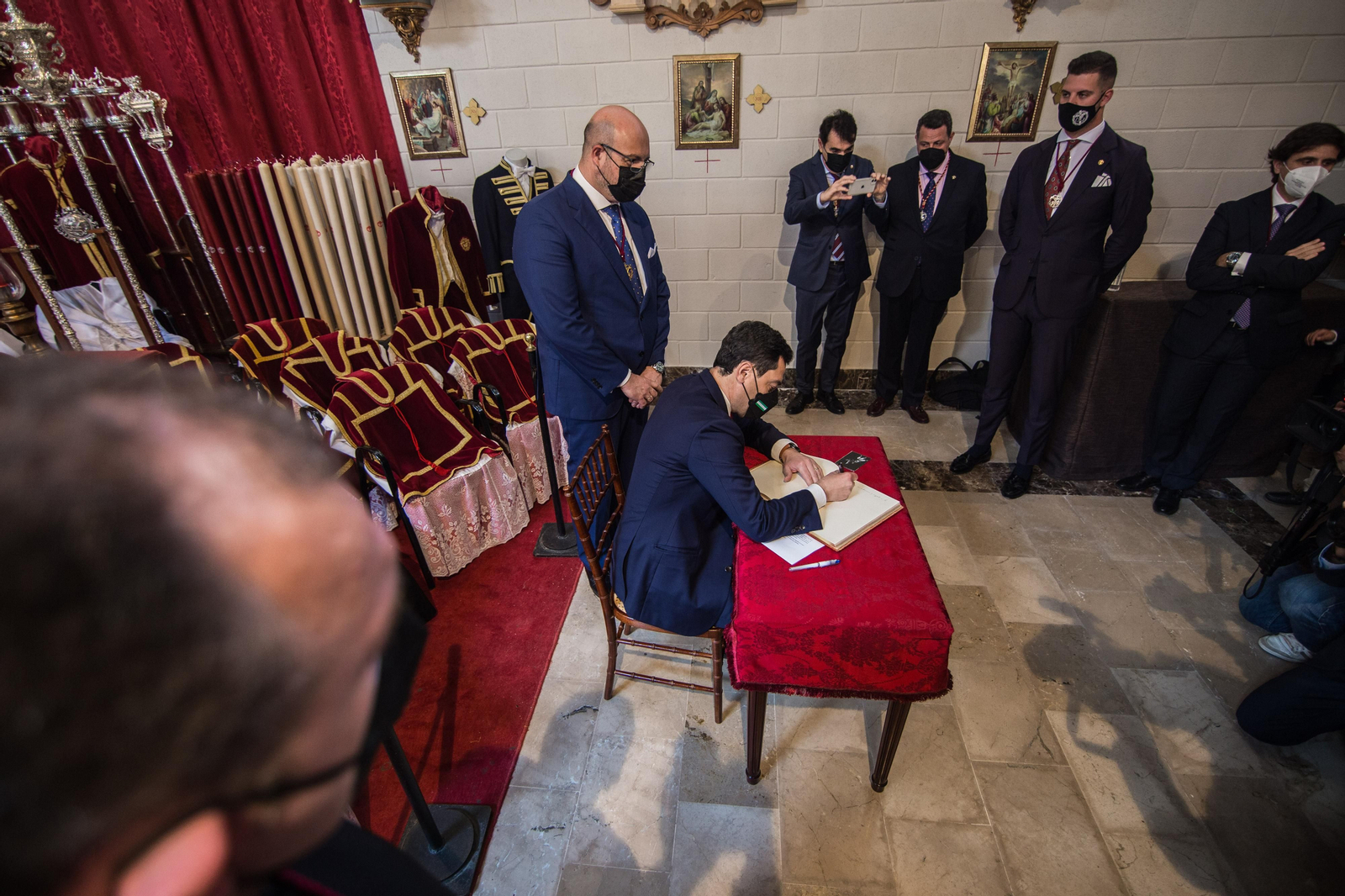 Así ha sido la visita del presidente de la Junta a las hermandades del Lunes Santo de San Fernando