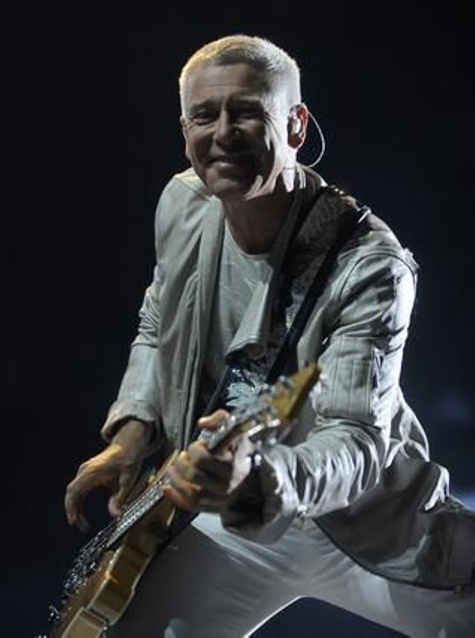 La banda irlandesa U2 convence a sus seguidores en San Sebastián. / EFE, AFP, Reuters