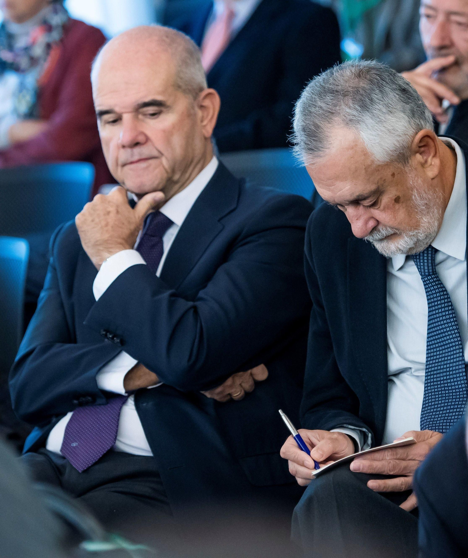 El ex presidente de la Junta José Antonio Griñán toma notas en el juicio de los ERE, en presencia de Manuel Chaves.