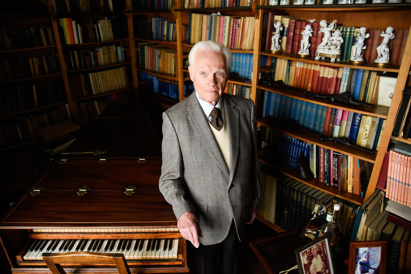 Rodrigo de Zayas, en la casa familiar de Sevilla llena de recuerdos de Marius de Zayas.