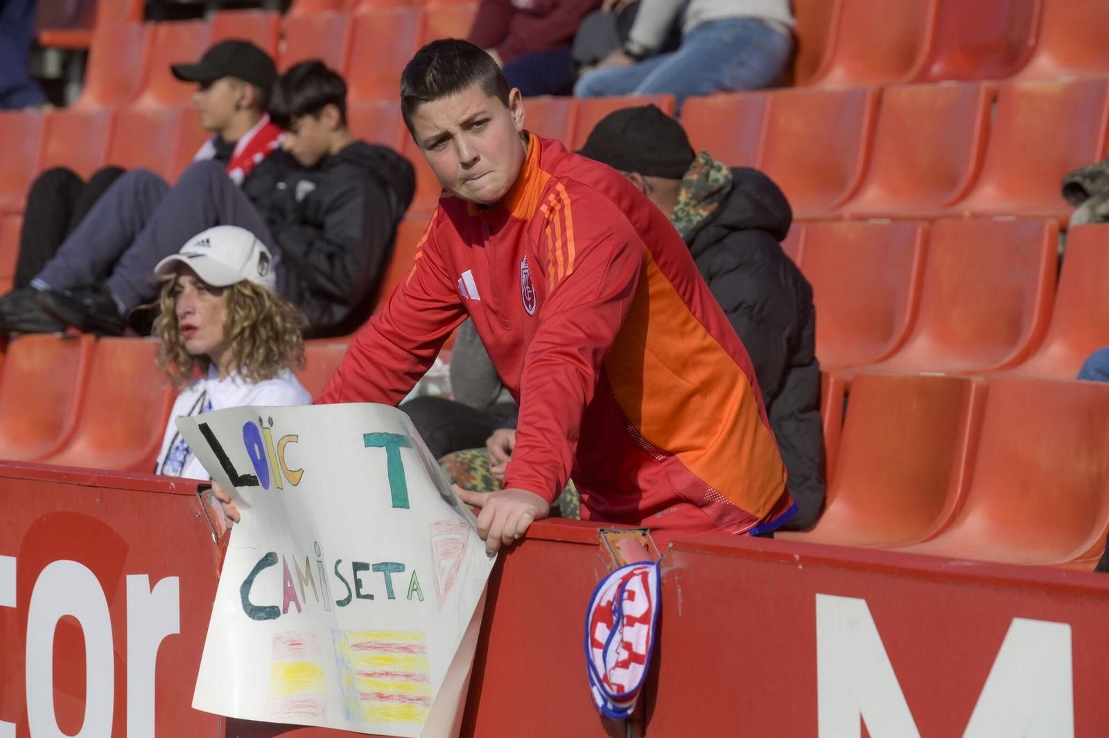 Encuéntrate en la grada y en el recibimiento al Granada CF