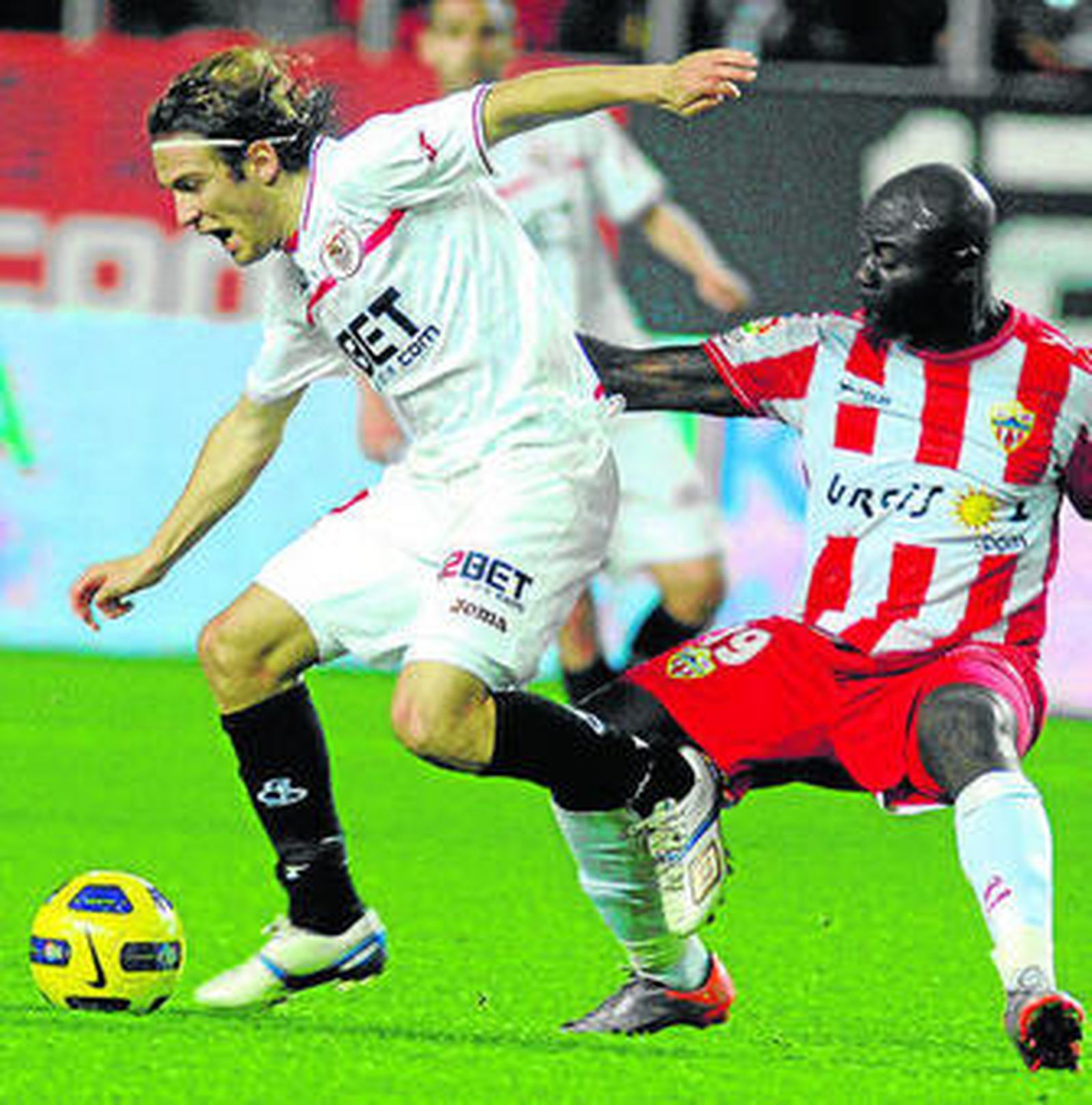 Diego Capel intenta marcharse de M'Bami.