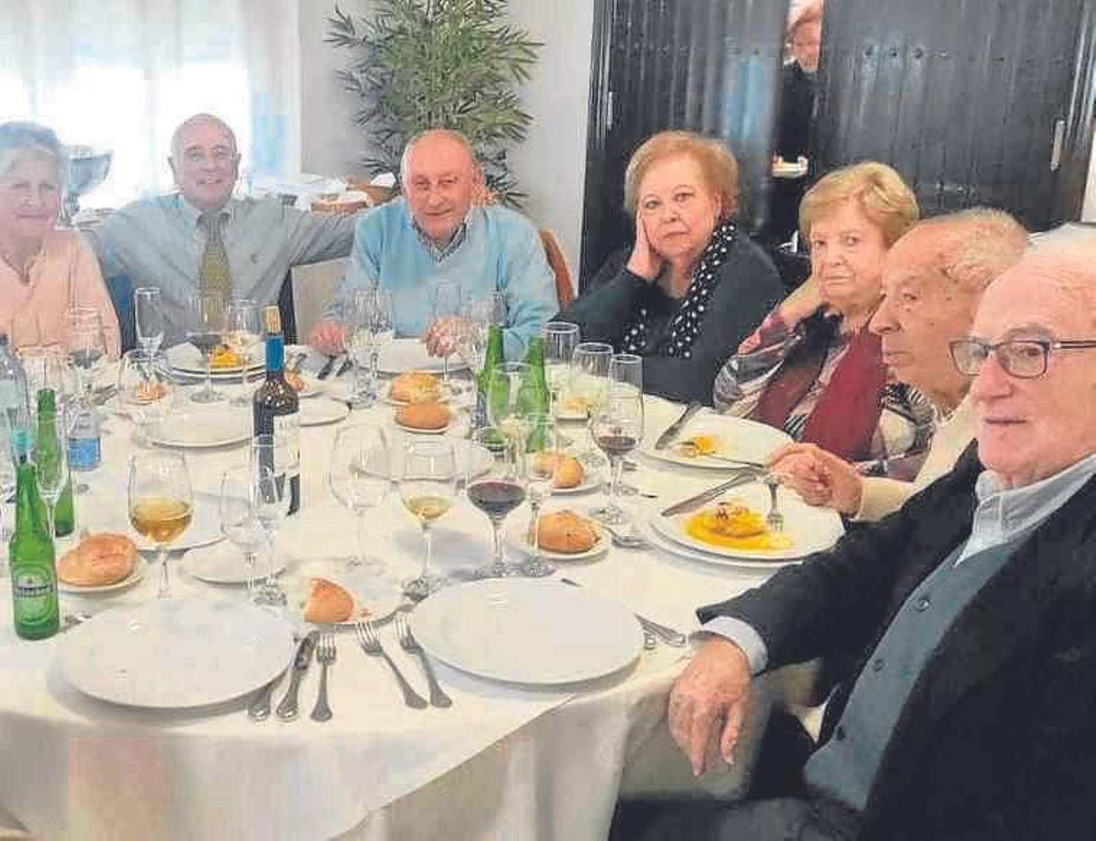 La mesa en la que sentó el presidente, Jorge P. Company, a la derecha.