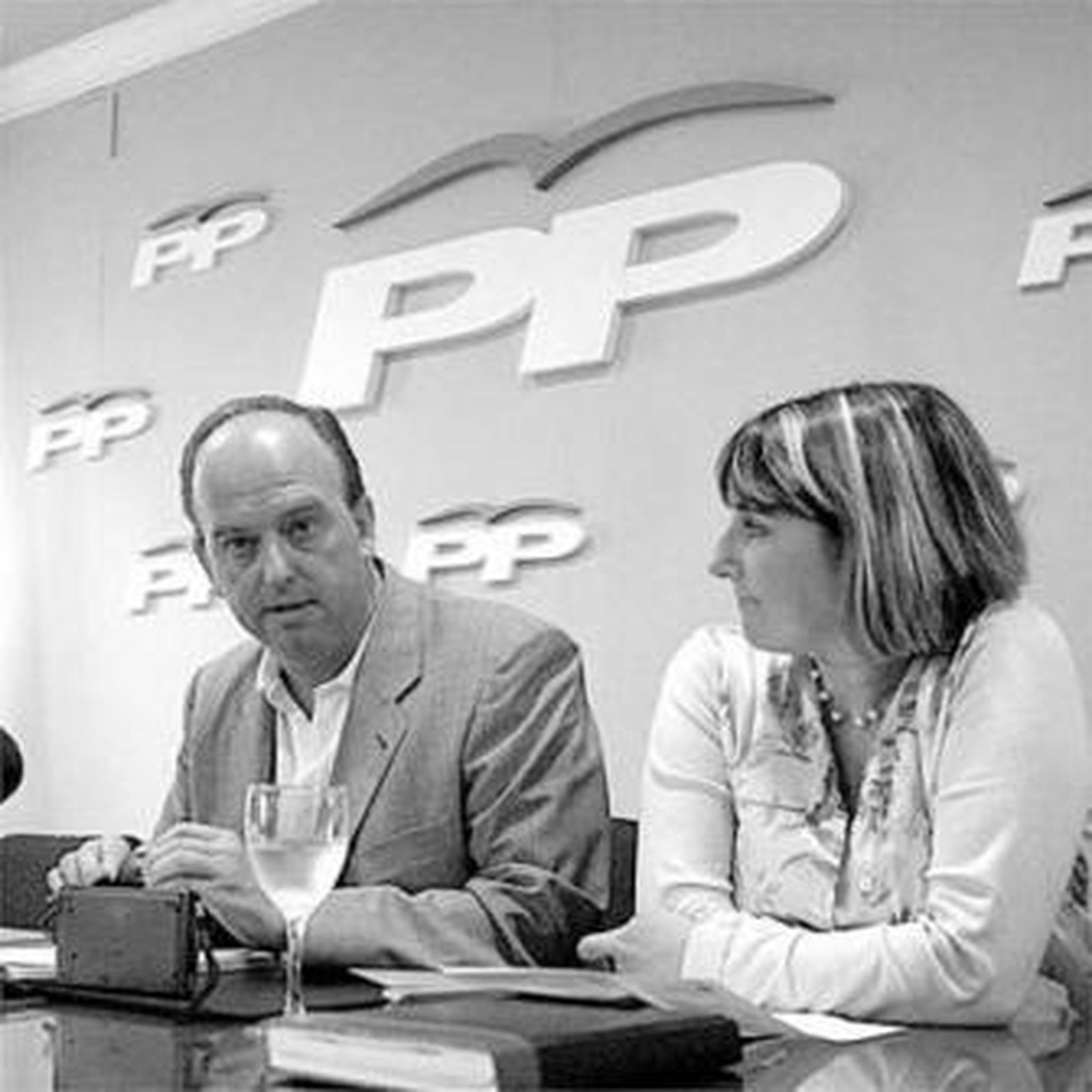 Gabriel Gonzálvez e Inmaculada Olivero, ayer en la sede del PP.