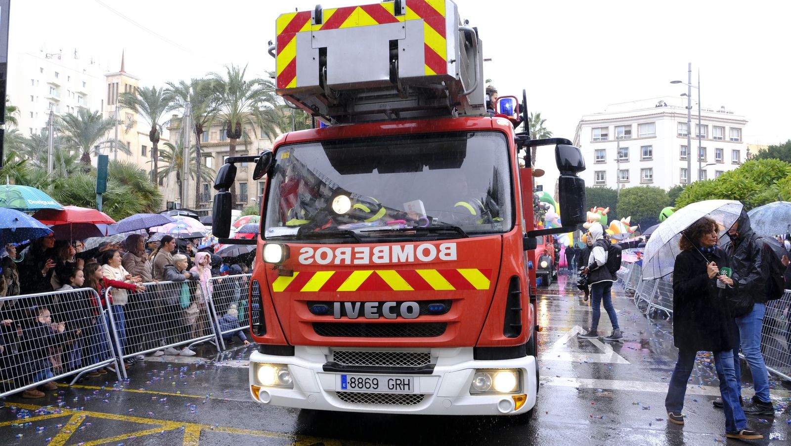 Fotografías de la cabalgata de los Reyes Magos pasada por agua en Almería