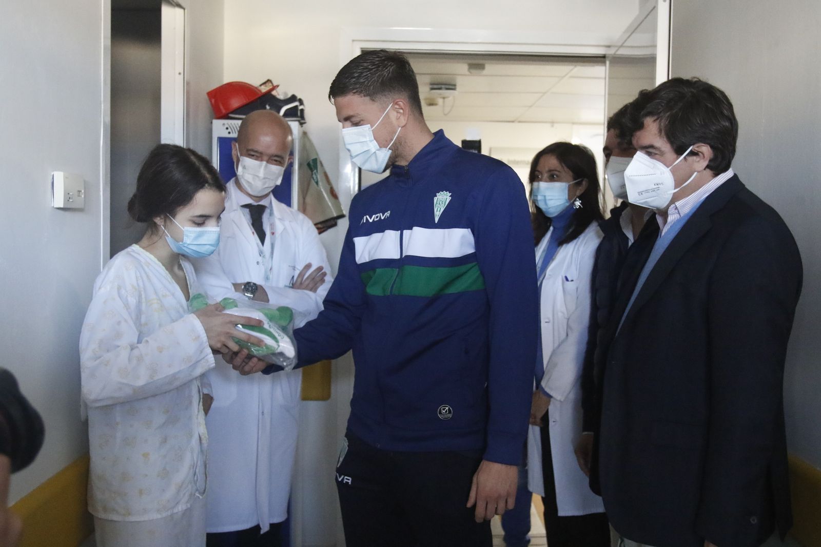 La visita del Córdoba CF al Hospital Reina Sofía, en imágenes