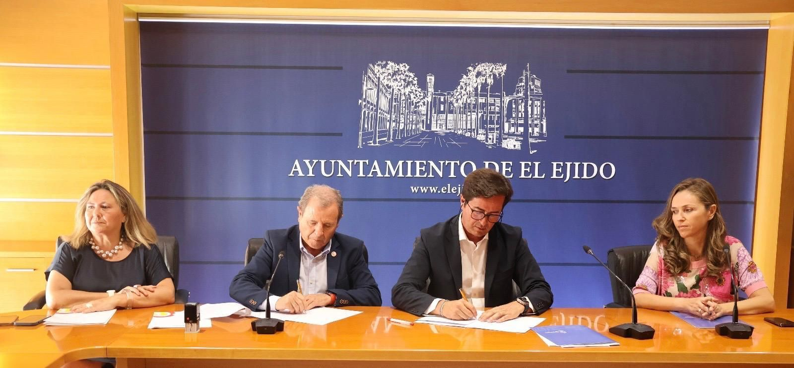 Jerónimo Parra y Francisco Góngora, rubrican sus firmas en el convenio entre la Cámara de Comercio y el Ayuntamiento de El Ejido. Jerónimo Parra y Francisco Góngora, rubrican sus firmas en el convenio entre la Cámara de Comercio y el Ayuntamiento de El Ejido.