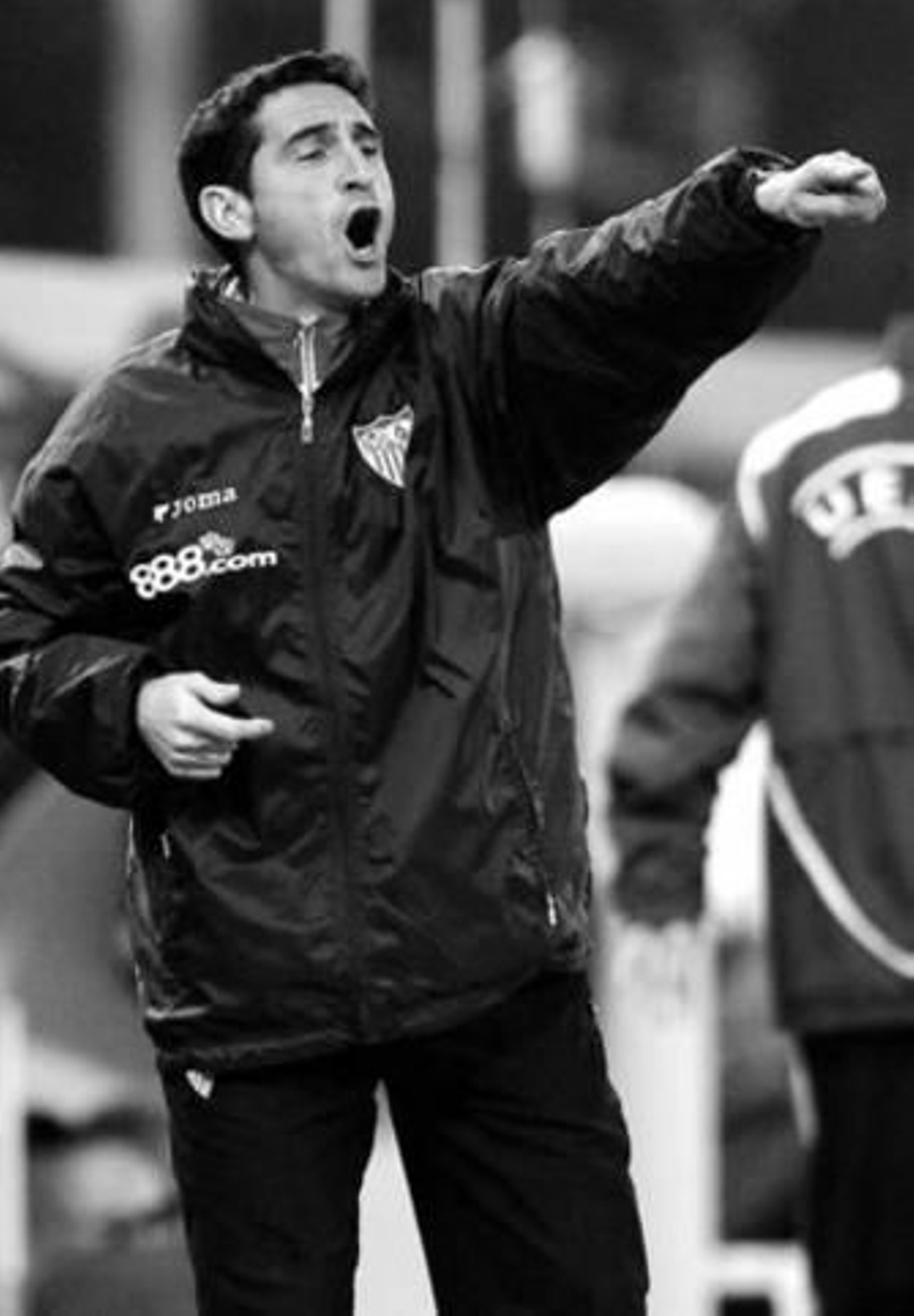 Jiménez da instrucciones a sus jugadores.