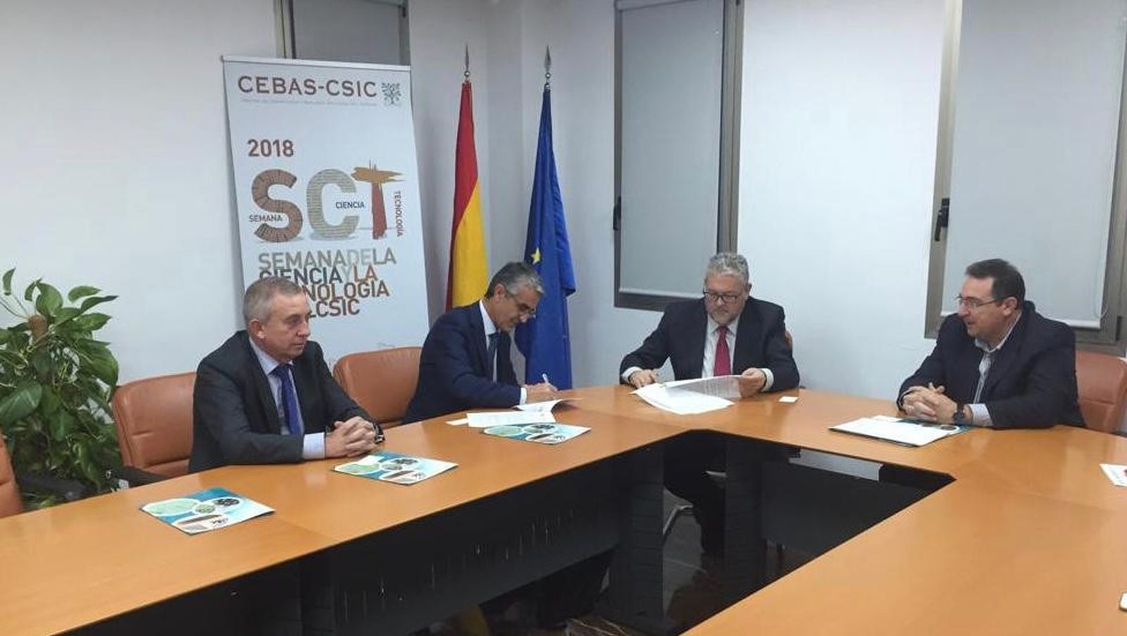 Momento de la firma entre las entidades, con la presencia de Roberto García Torrente.