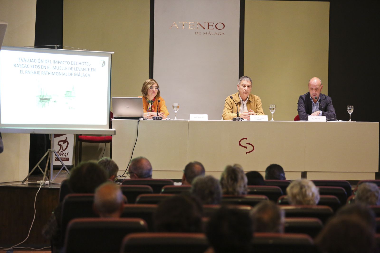 Encuentro, ayer, en el Ateneo.