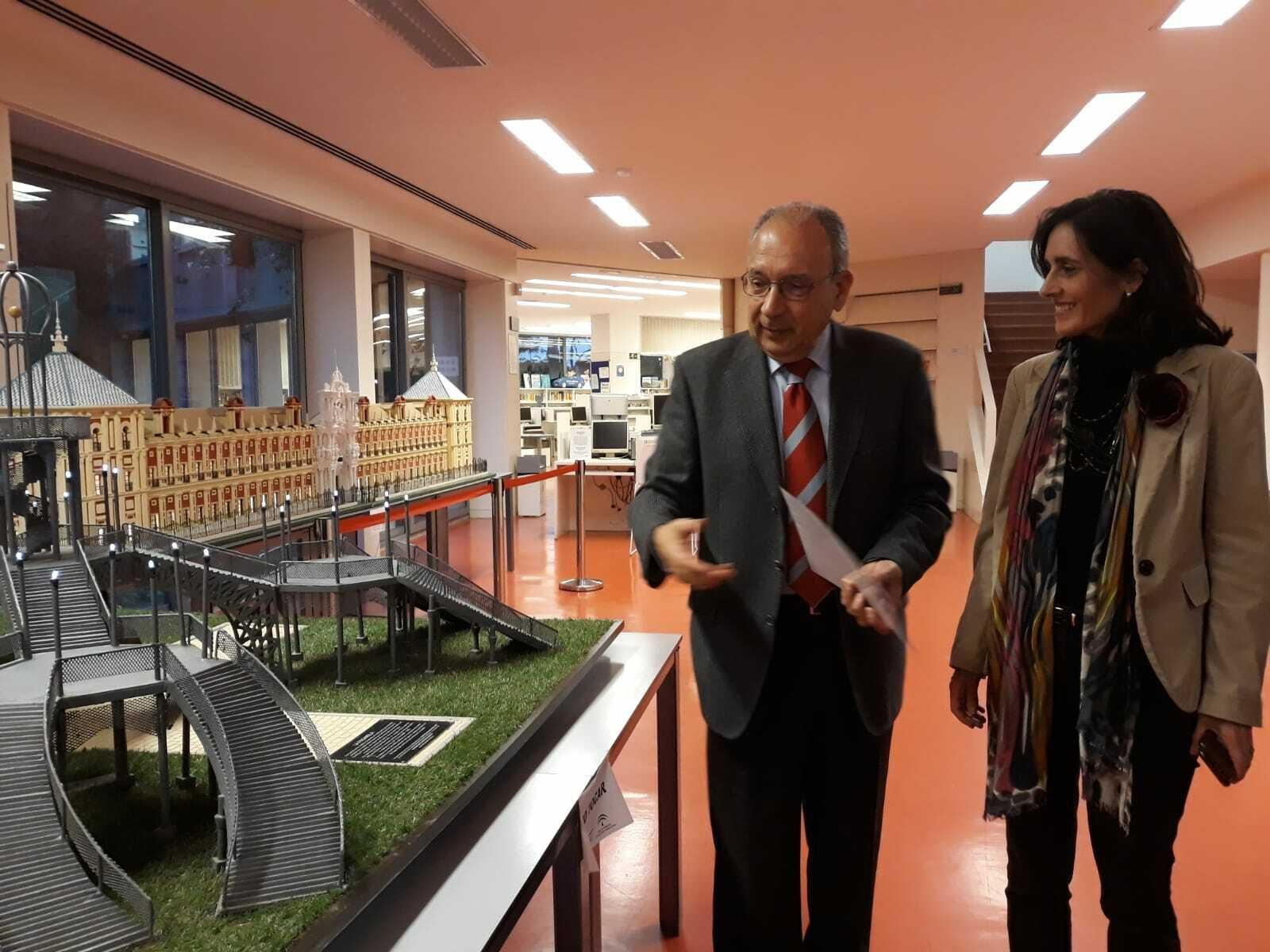 José Pérez Bernal y Susana Cayuelas en la inauguración de la exposición de maquetas del Costurero de la Reina, la Pasarela y el Palacio de San Telmo en la Biblioteca Infanta Elena.