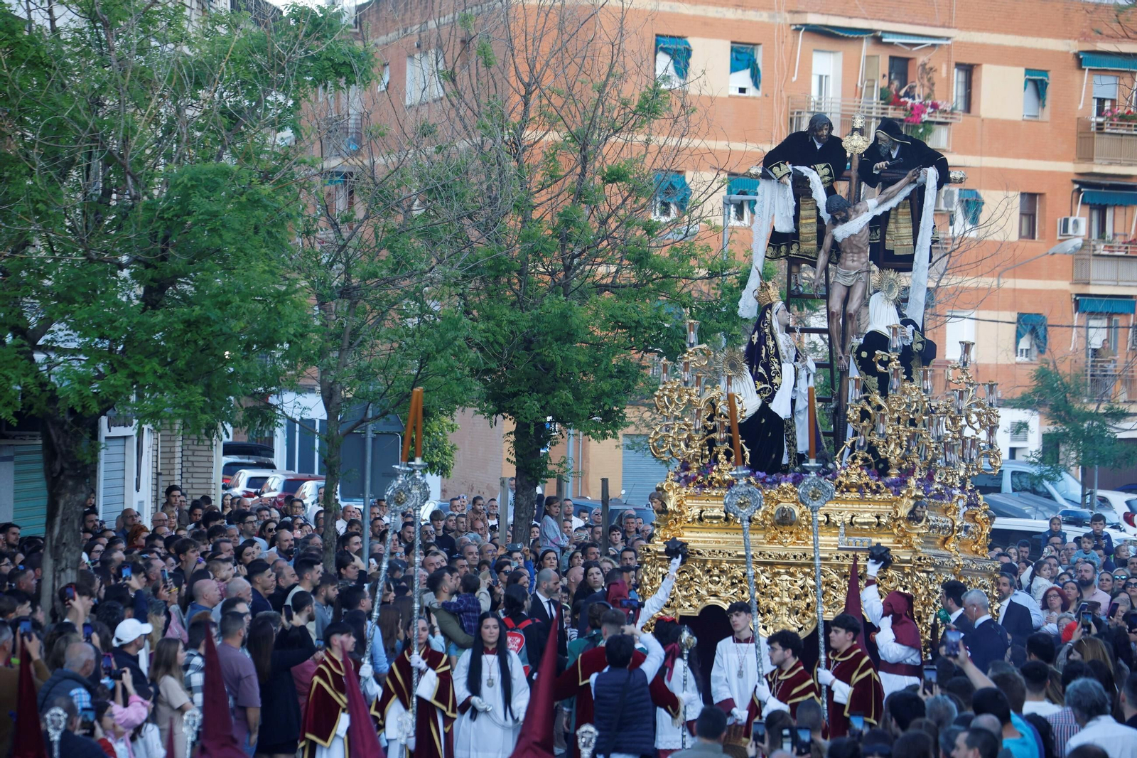 La procesión del Descendimiento en este Viernes Santo de Córdoba, en imágenes