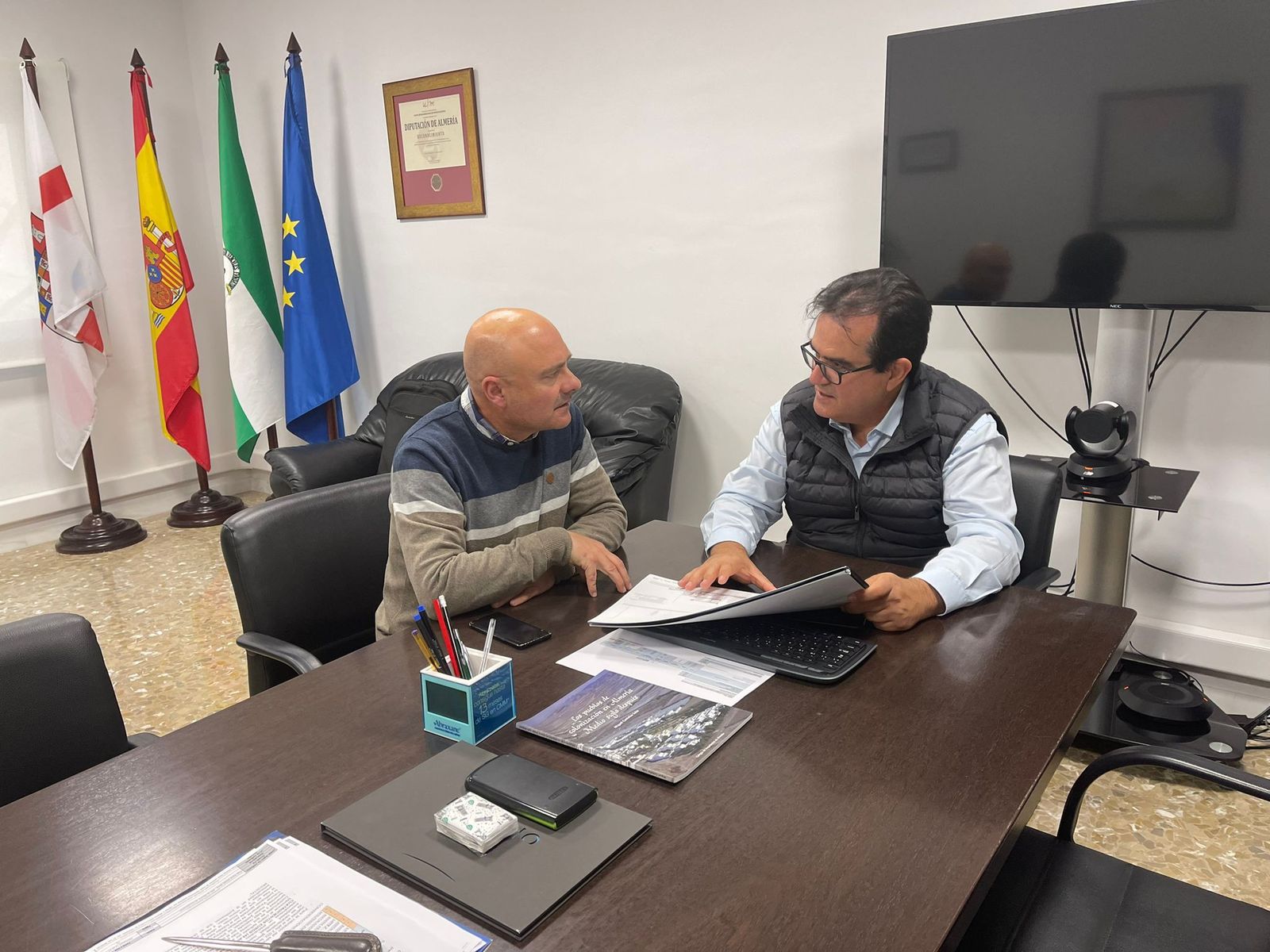 El alcalde de Senés charla con el diputado de Fomento.