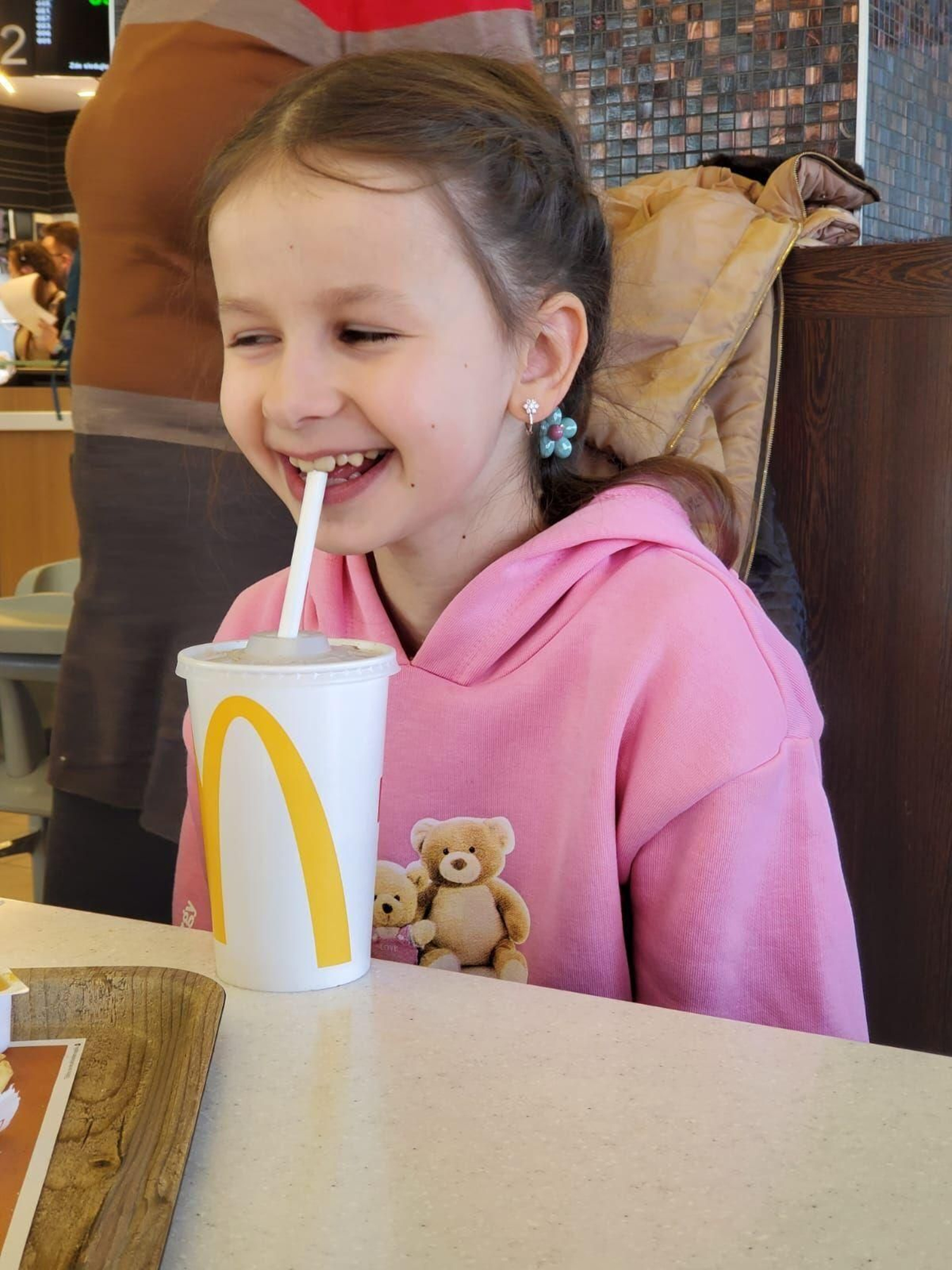 Una niña ucraniana que venía con Jorge, disfrutando  en Mcdonald´s de Stutgart , camino de Madrid.