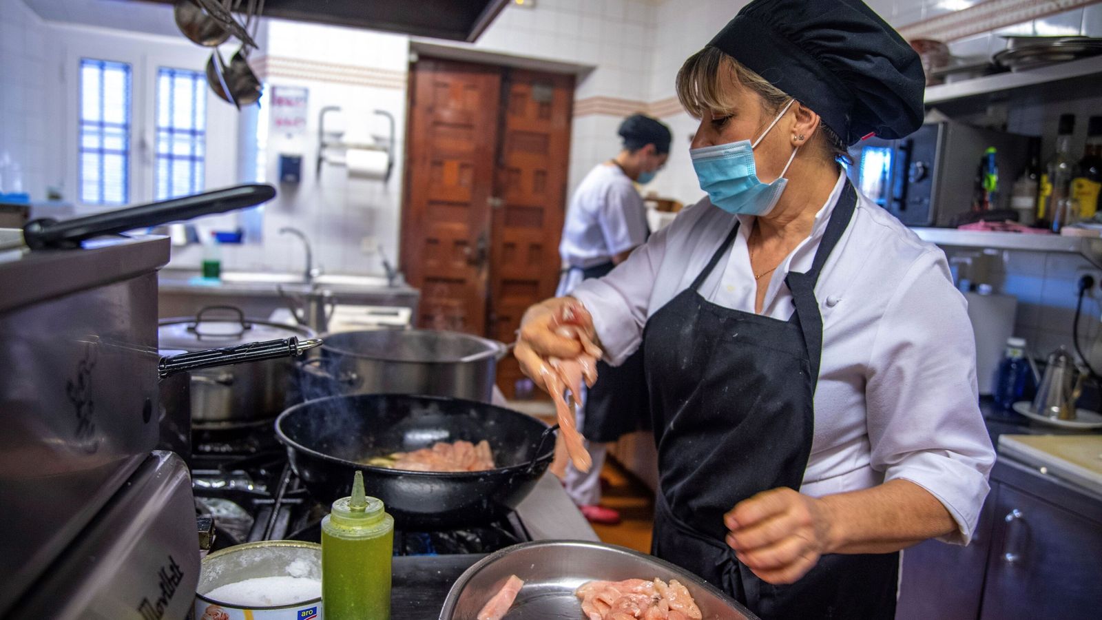 Una mujer trabaja en la cocina de un restaurante
